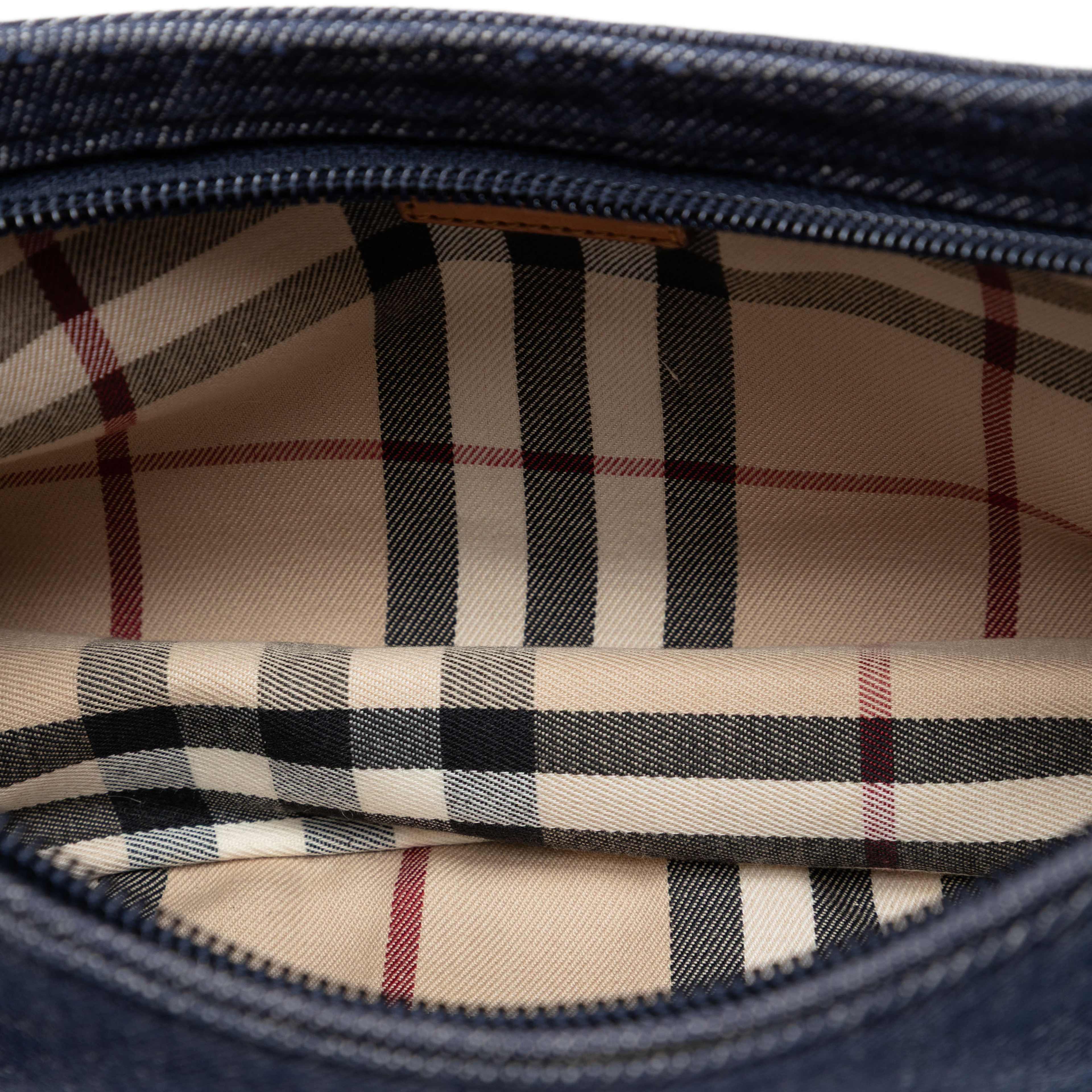 Burberry House Check Trimmed Denim Shoulder Bag, från Luxclusif, i färgen denim. Klicka för att öppna bilden i stort format