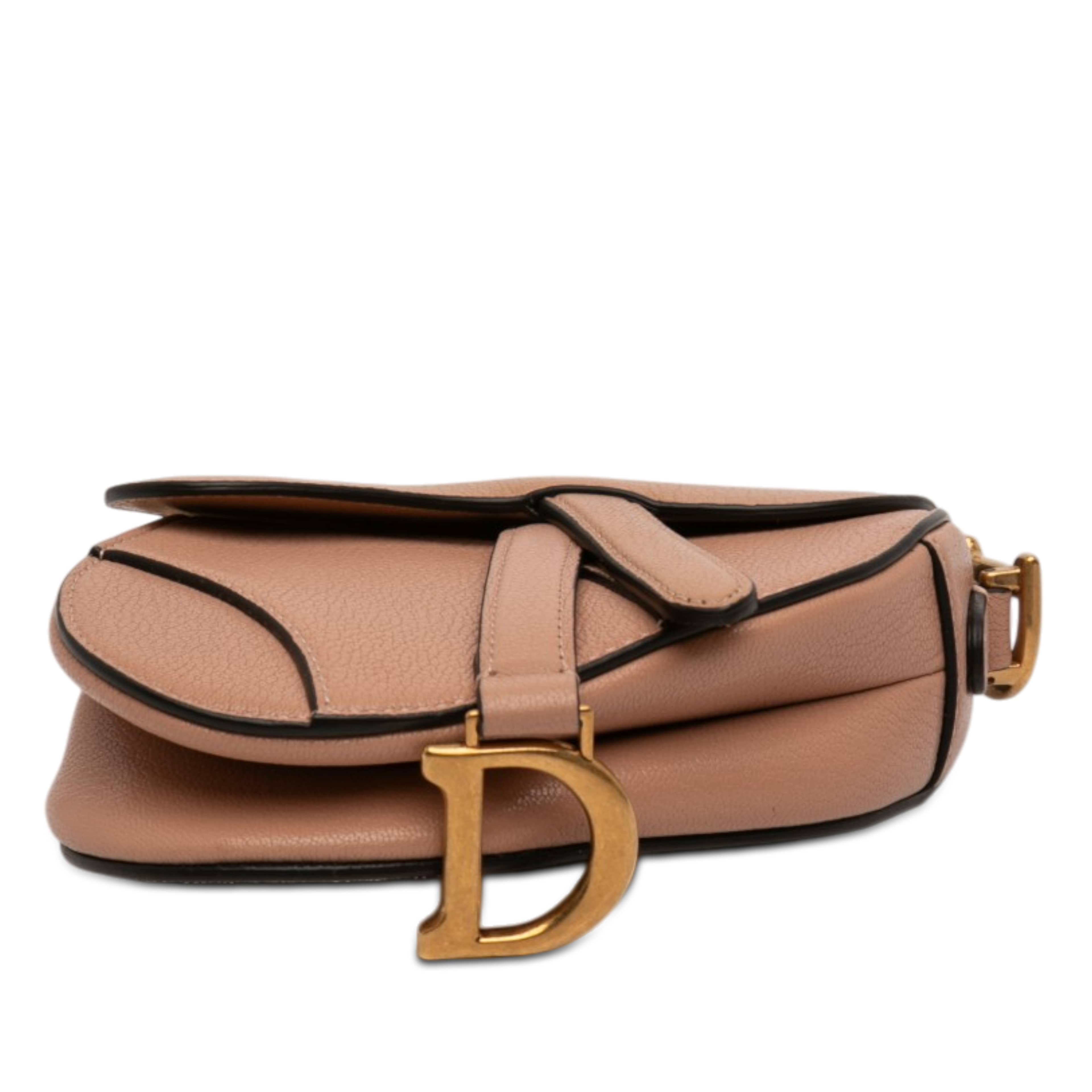 Dior Micro Goatskin Saddle Bag, från Luxclusif, i färgen nude. Klicka för att öppna bilden i stort format