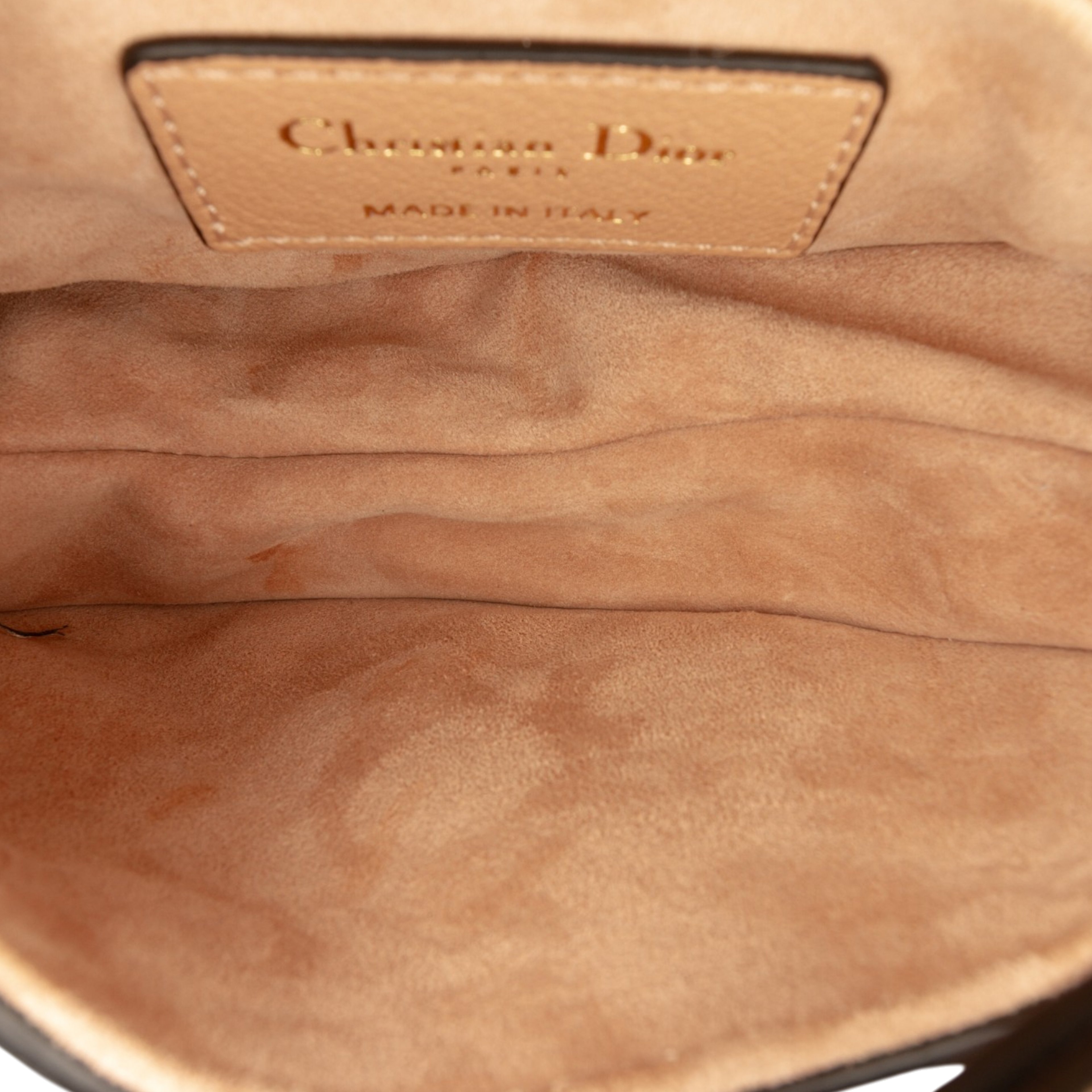 Dior Micro Goatskin Saddle Bag, från Luxclusif, i färgen nude. Klicka för att öppna bilden i stort format