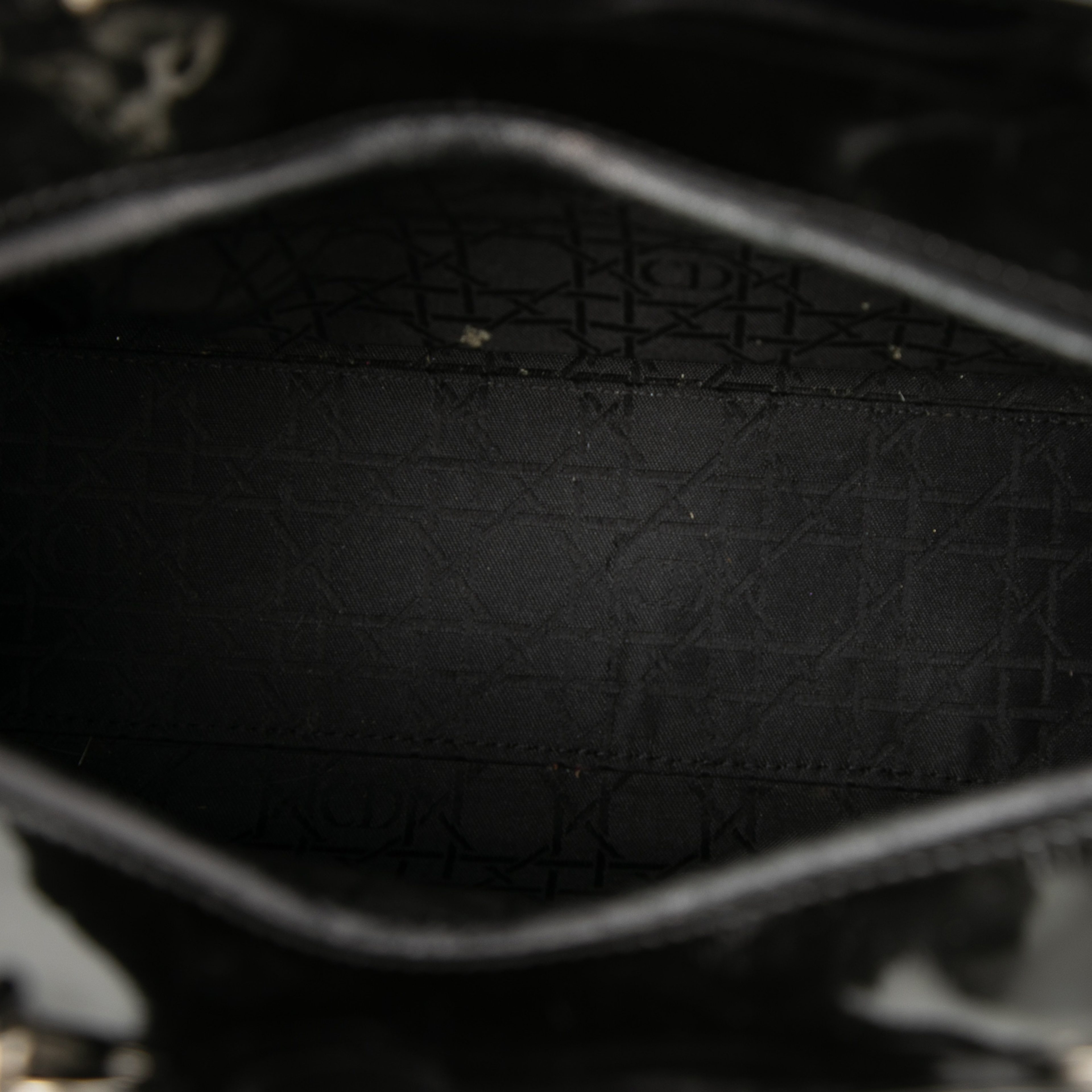 Dior Large Patent Cannage Lady Dior, från Luxclusif, i färgen black. Klicka för att öppna bilden i stort format