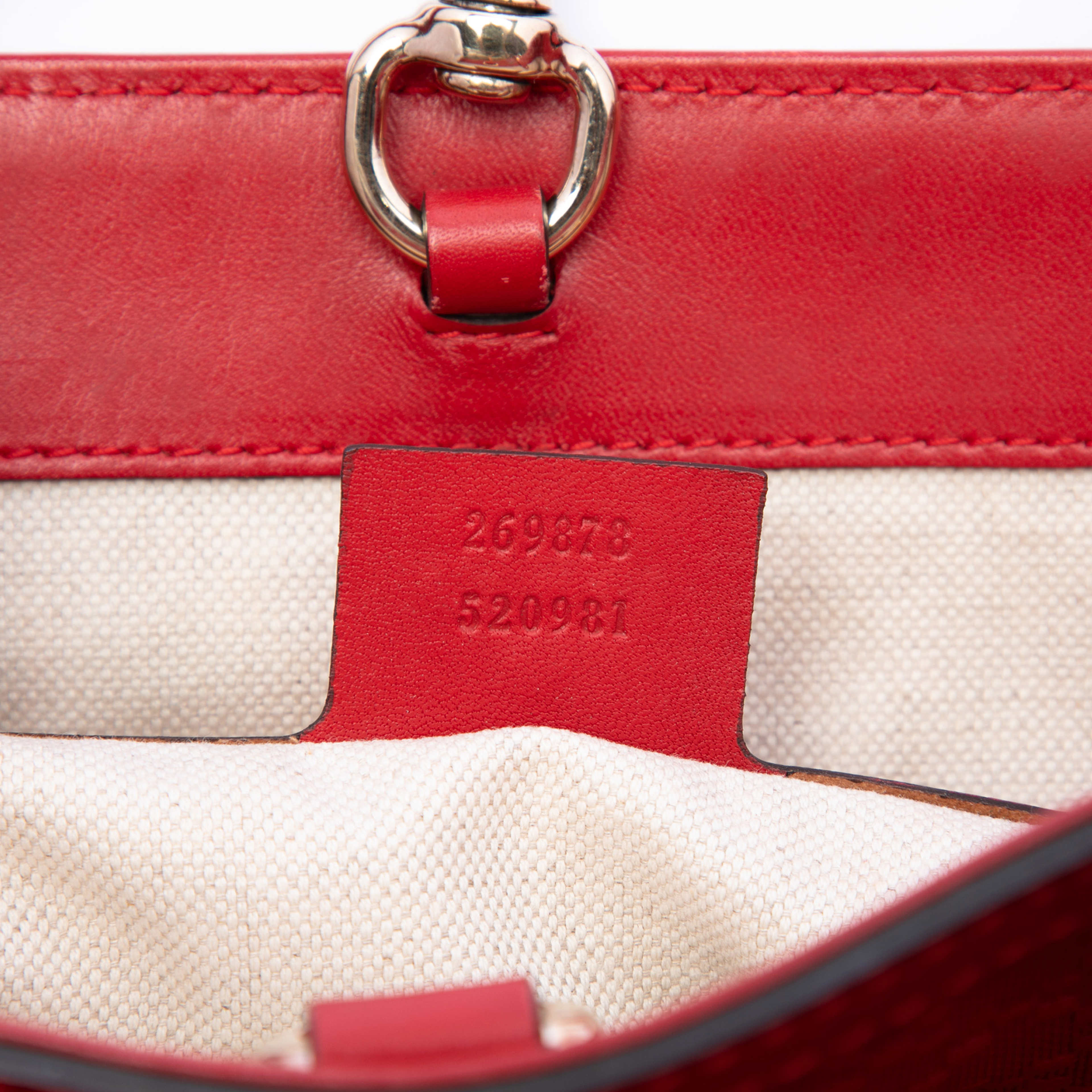 Gucci Small Diamante Leather Craft Tote, från Luxclusif, i färgen red. Klicka för att öppna bilden i stort format