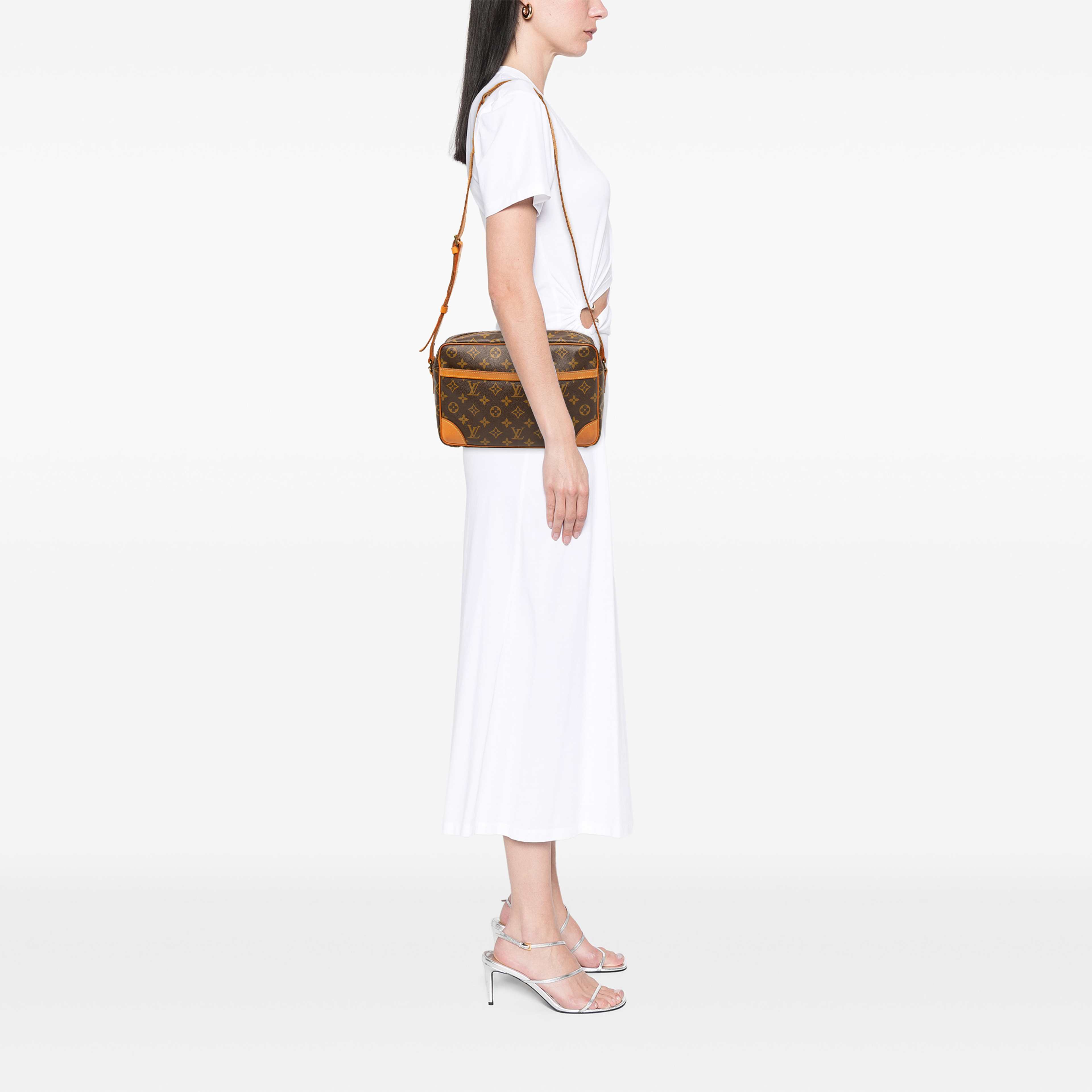 Louis Vuitton Monogram Trocadero 30, från Luxclusif, i färgen brun. Klicka för att öppna bilden i stort format