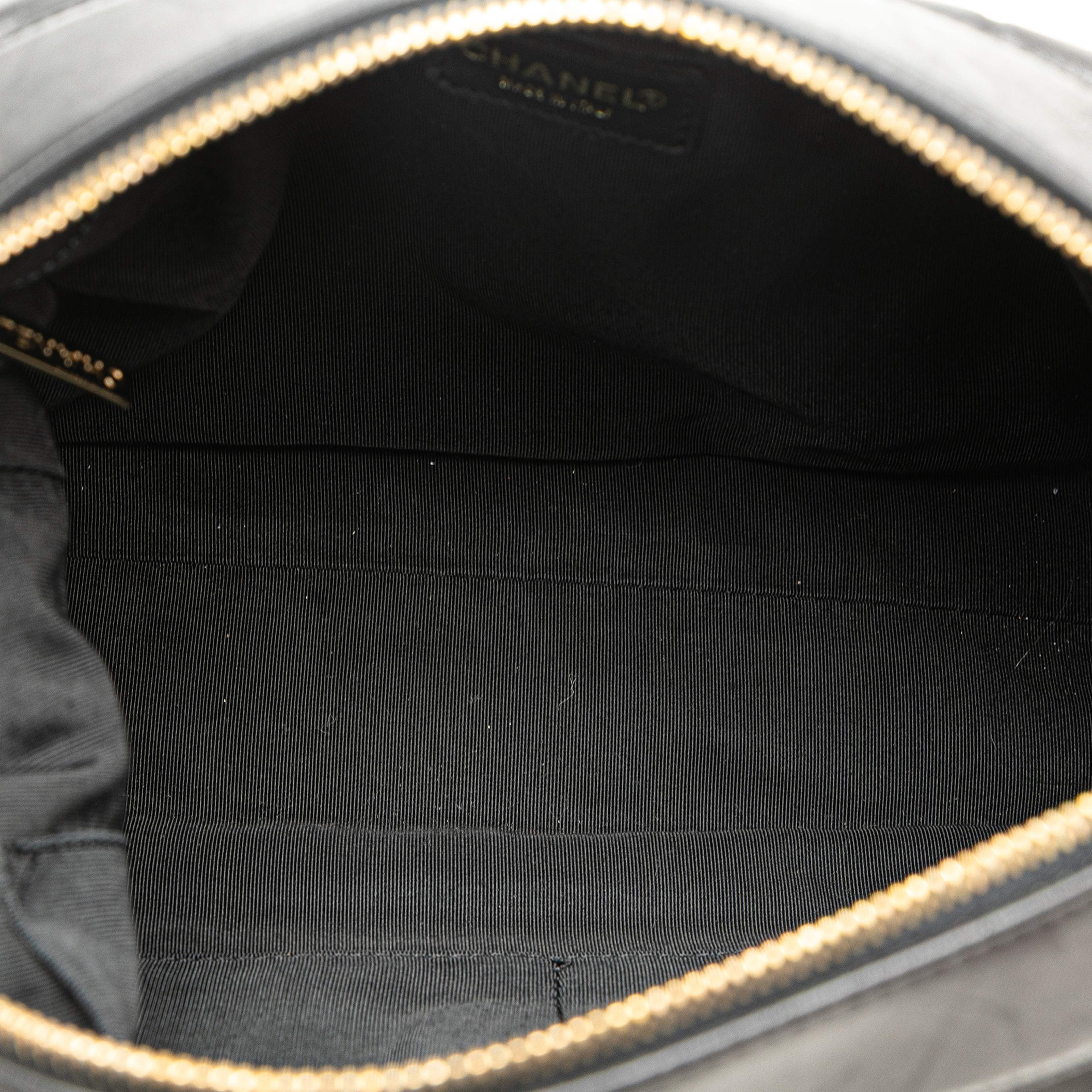 Chanel Cc Choco Bar Lambskin Shoulder Bag, från Luxclusif, i färgen black. Klicka för att öppna bilden i stort format