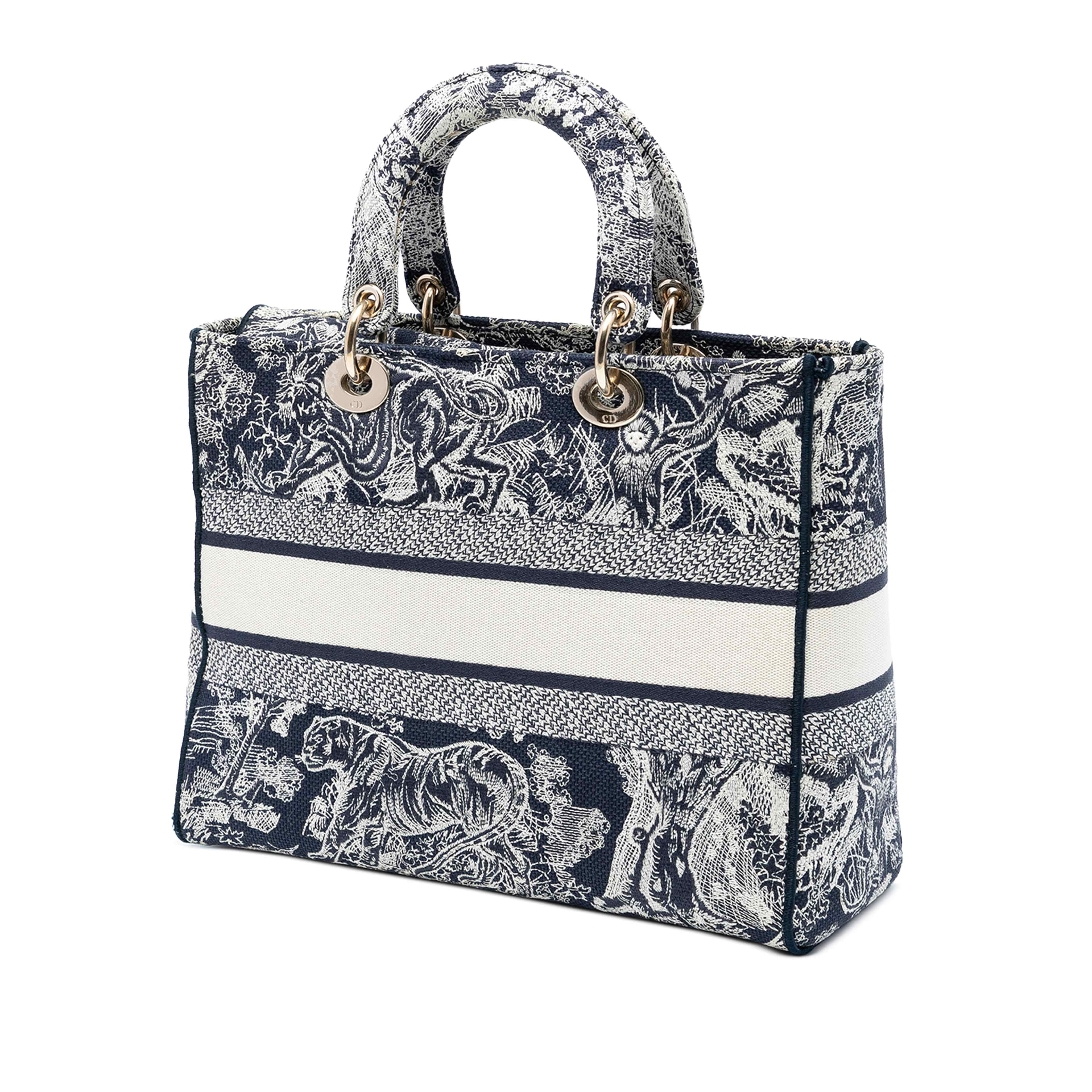 Dior Large Embroidered Canvas Toile De Jouy Lady D Lite, från Luxclusif, i färgen navy. Klicka för att öppna bilden i stort format