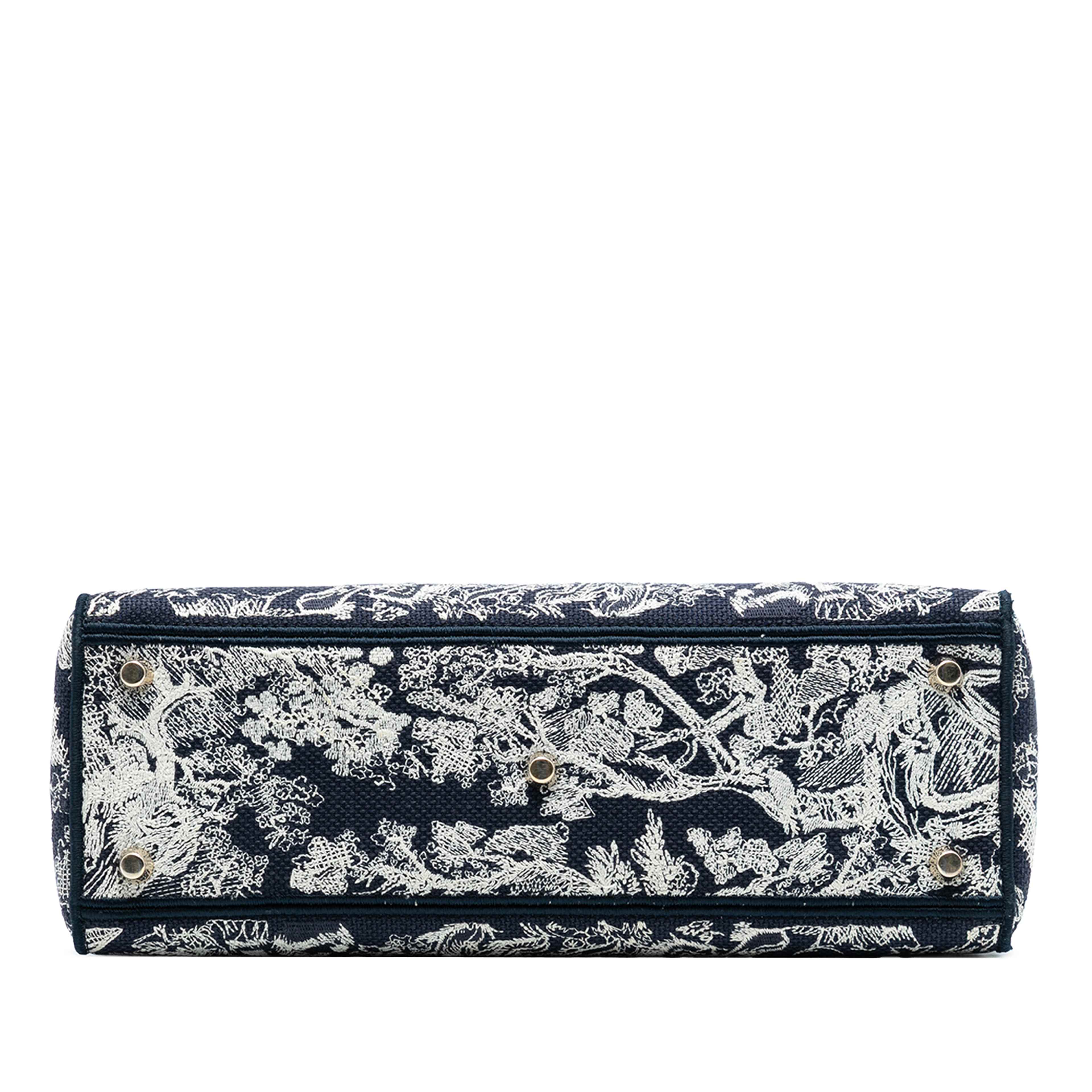 Dior Large Embroidered Canvas Toile De Jouy Lady D Lite, från Luxclusif, i färgen navy. Klicka för att öppna bilden i stort format