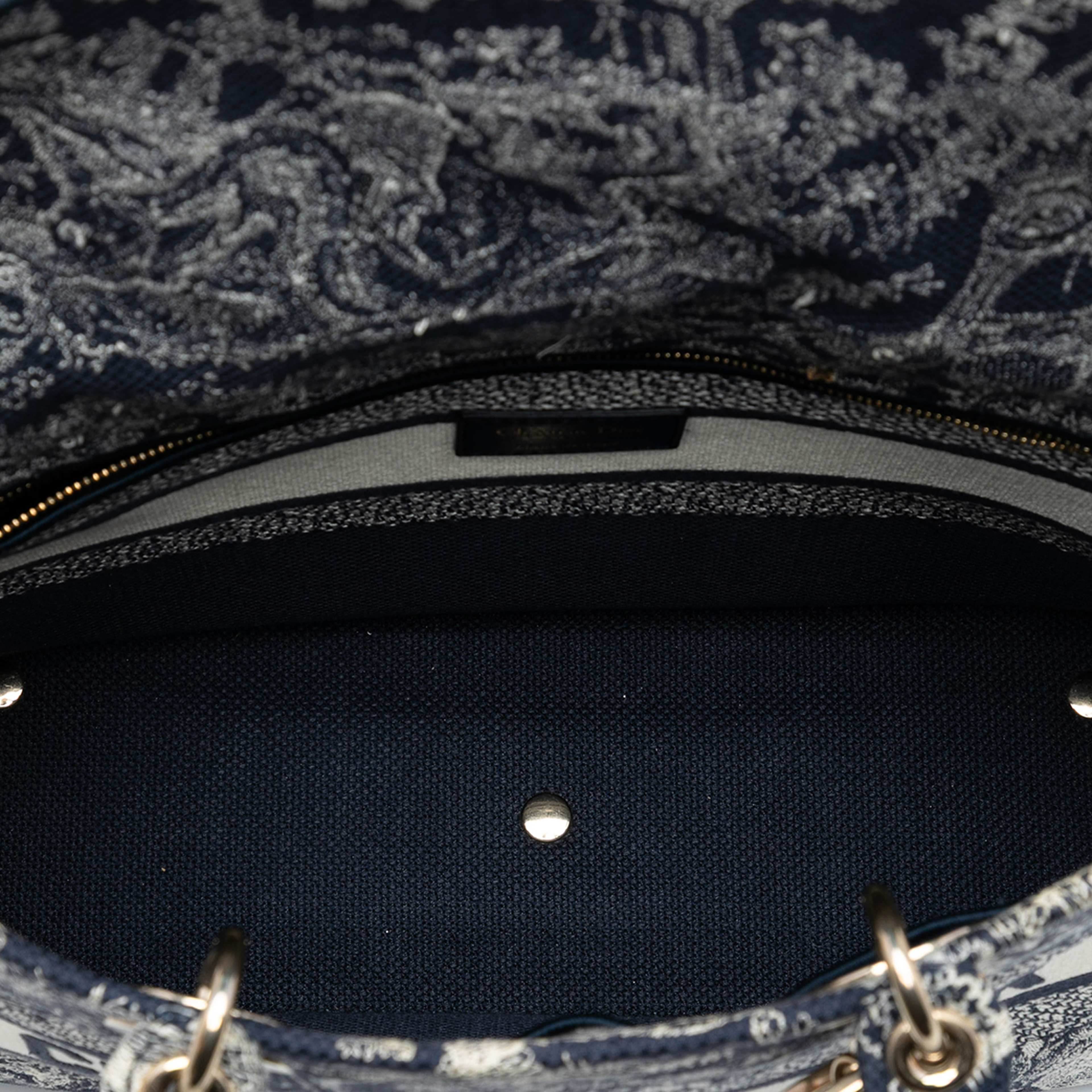 Dior Large Embroidered Canvas Toile De Jouy Lady D Lite, från Luxclusif, i färgen navy. Klicka för att öppna bilden i stort format