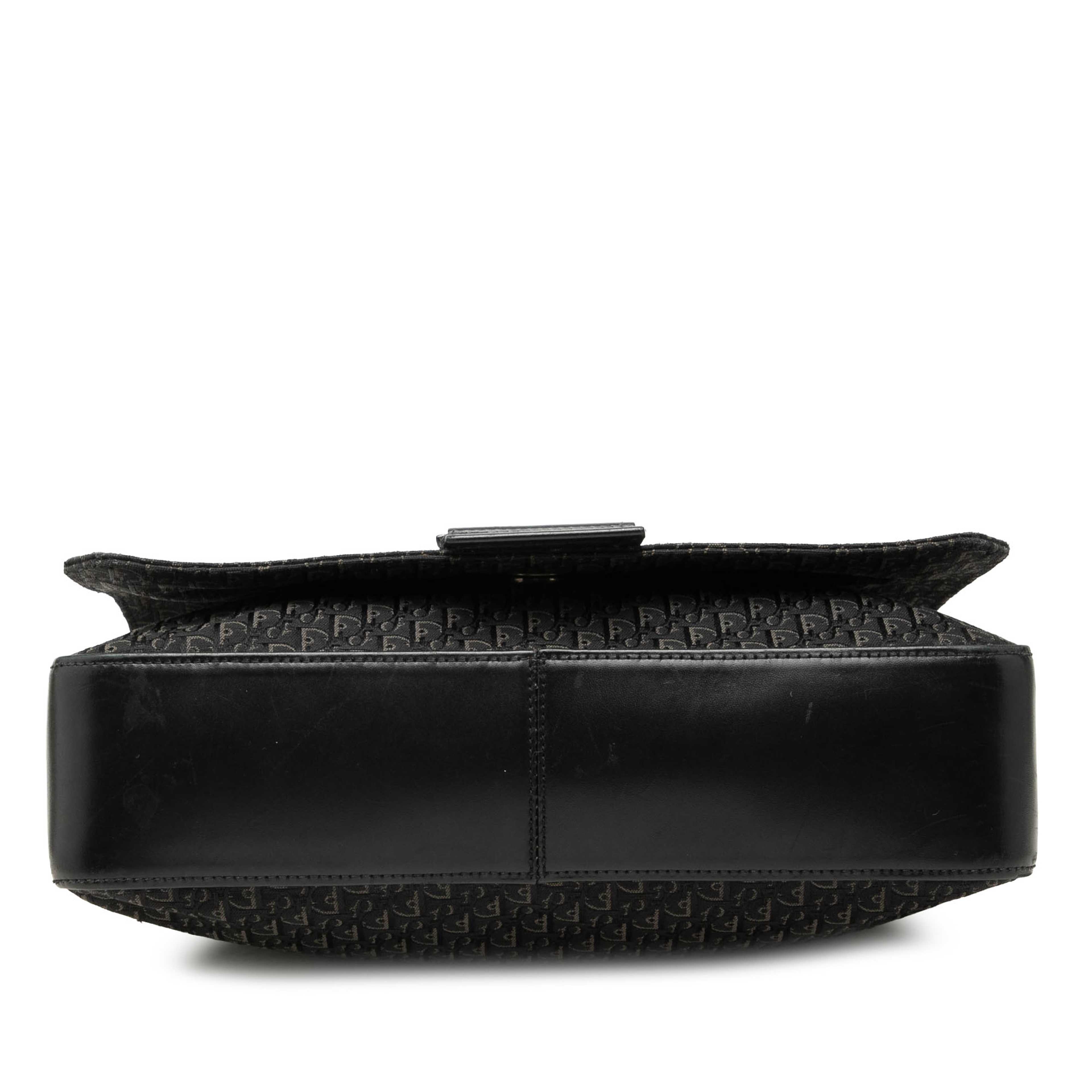 Dior Diorissimo Trotter Canvas Street Chic Crossbody, från Luxclusif, i färgen svart. Klicka för att öppna bilden i stort format