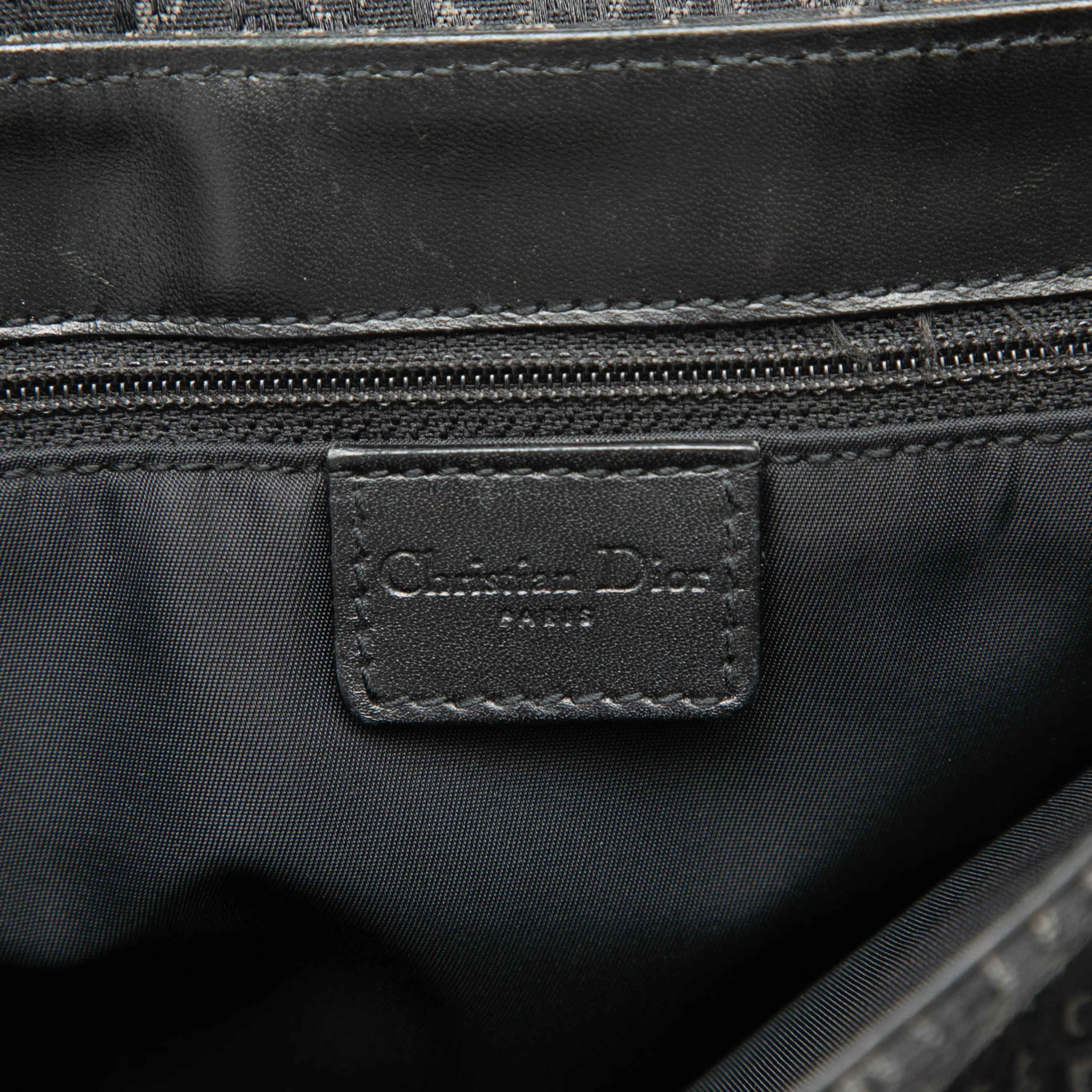 Dior Diorissimo Trotter Canvas Street Chic Crossbody, från Luxclusif, i färgen svart. Klicka för att öppna bilden i stort format