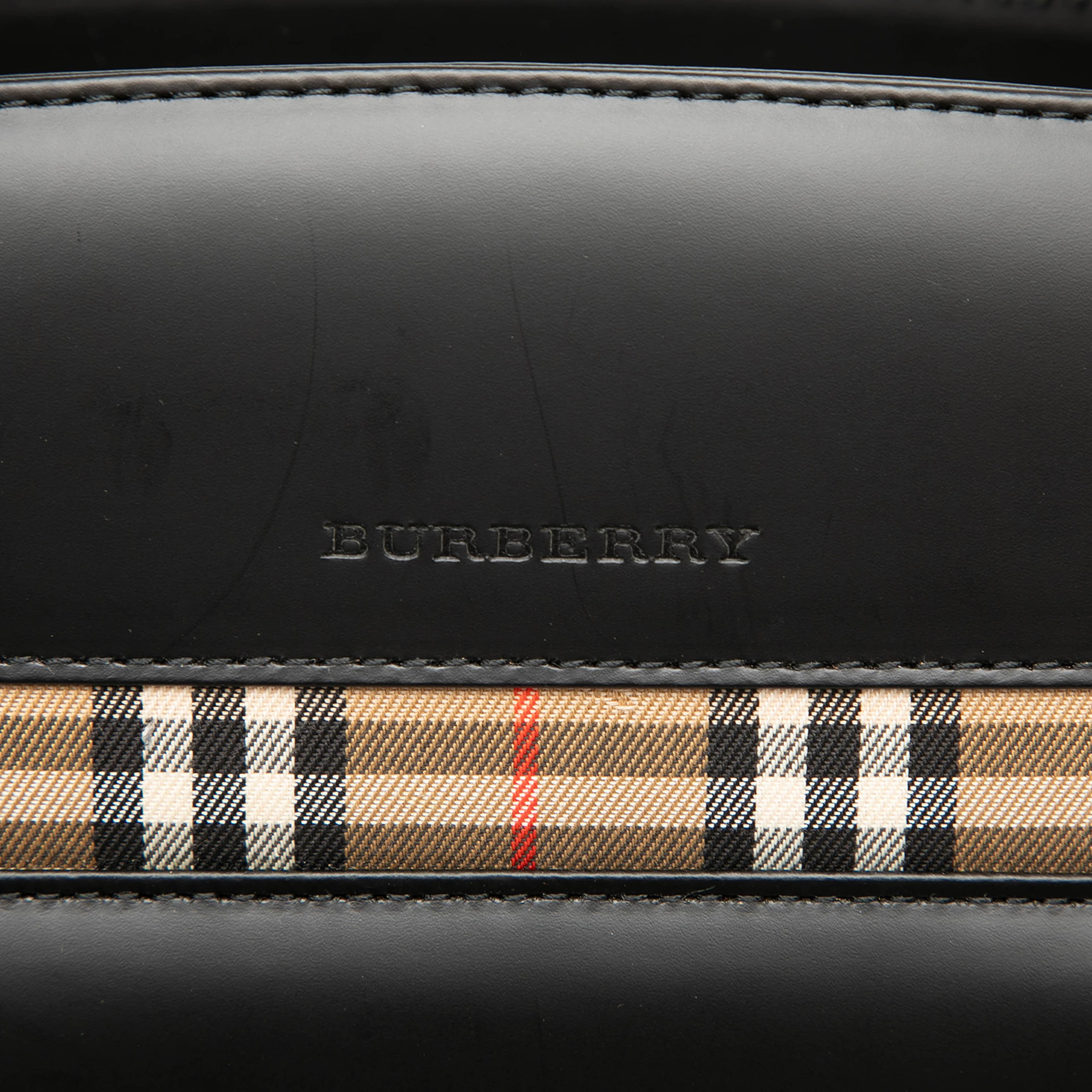 Burberry House Check Trimmed Leather Handbag, från Luxclusif, i färgen black. Klicka för att öppna bilden i stort format