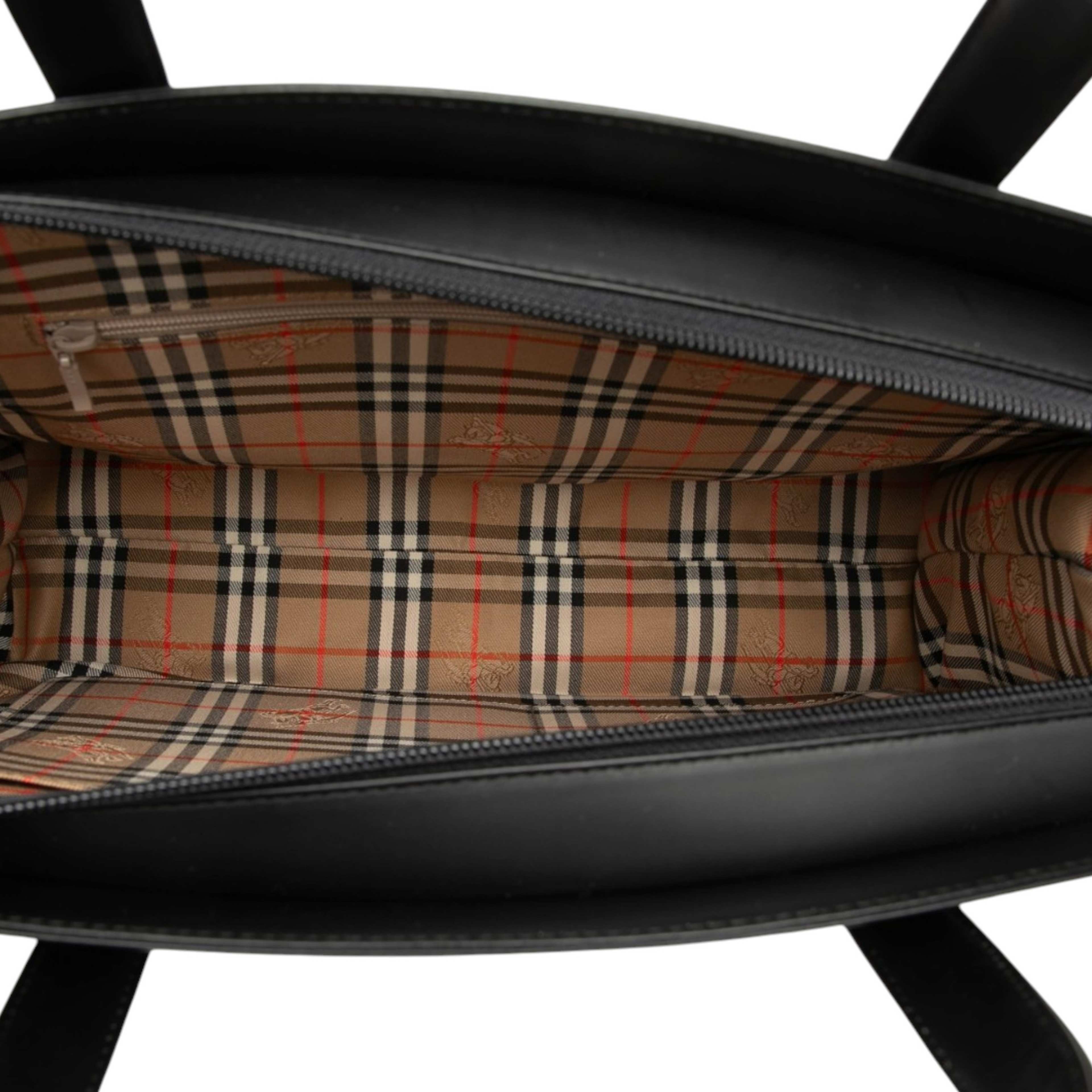 Burberry House Check Trimmed Leather Handbag, från Luxclusif, i färgen black. Klicka för att öppna bilden i stort format