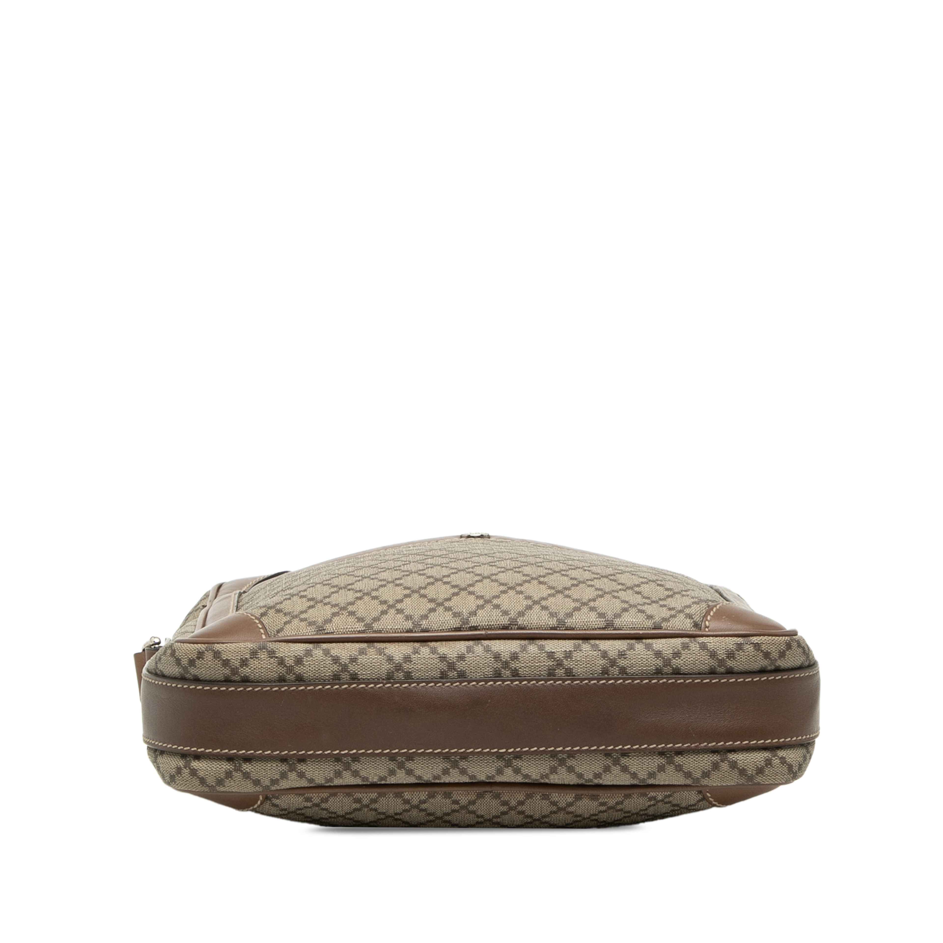 Gucci Diamante Coated Canvas Zip Crossbody, från Luxclusif, i färgen beige. Klicka för att öppna bilden i stort format