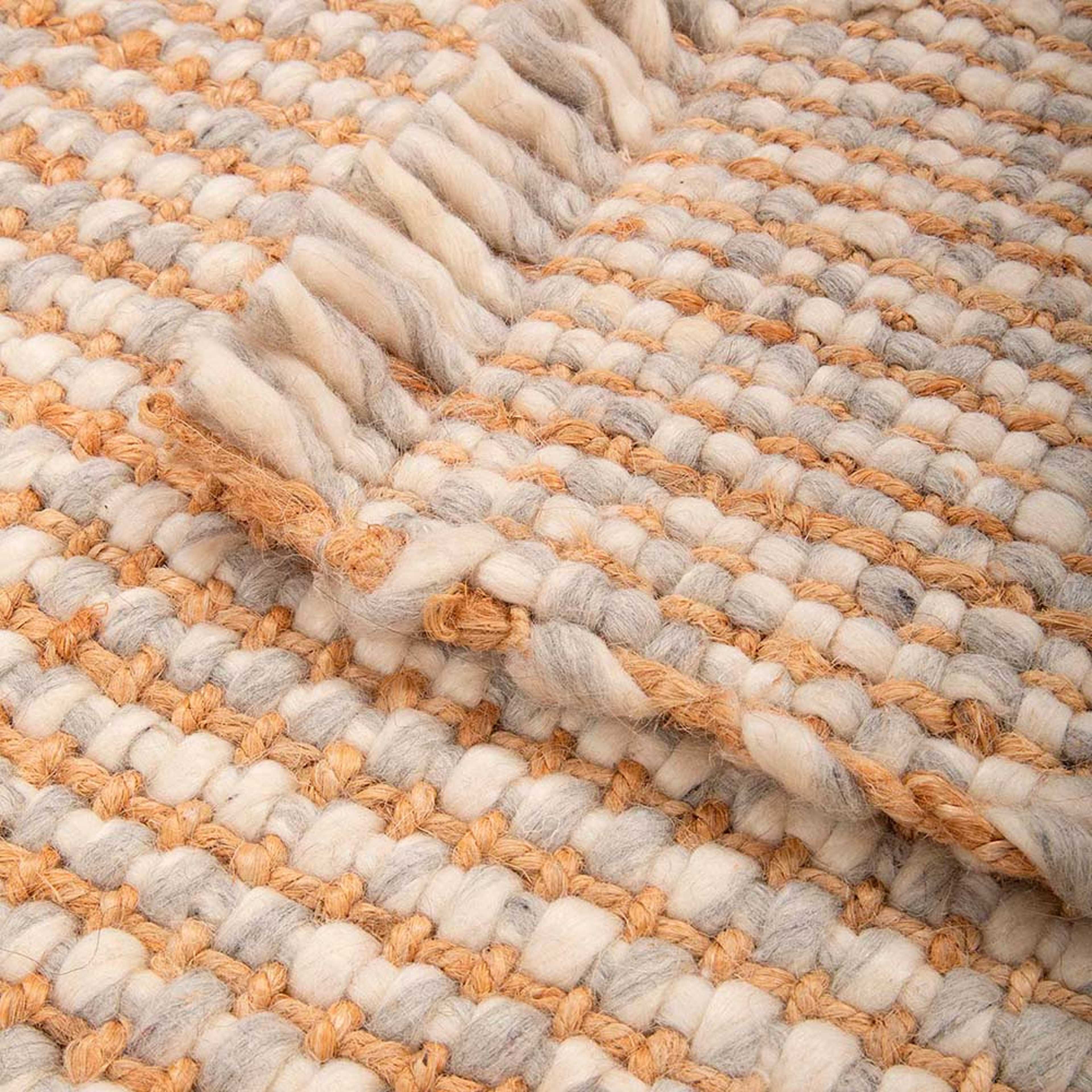 Montaku Natural White 200x300 cm, från Bargi, i färgen natural white. Klicka för att öppna bilden i stort format