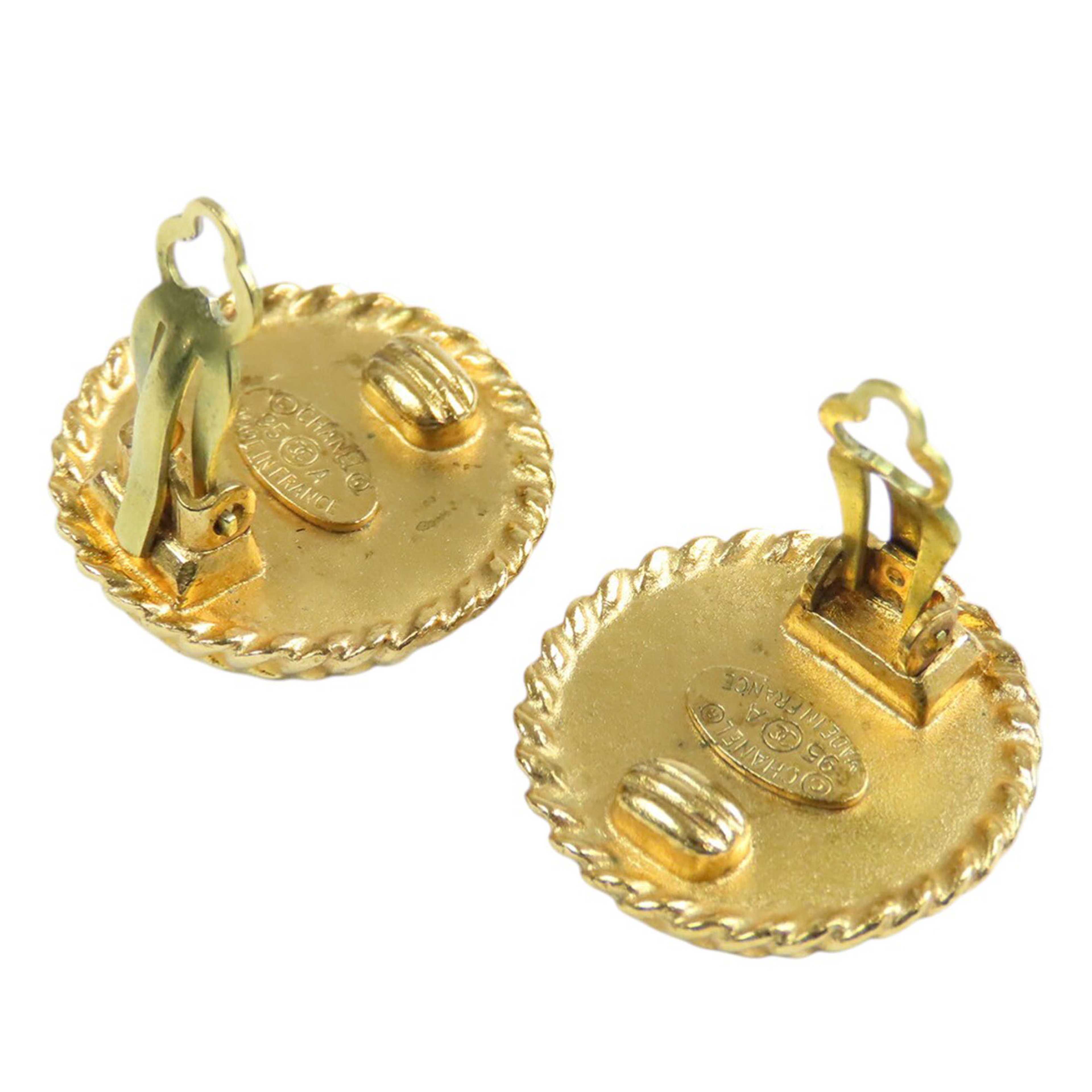 Chanel Cc Gold Plated And Resin Round Button Clip On Earrings, från Luxclusif, i färgen gold. Klicka för att öppna bilden i stort format