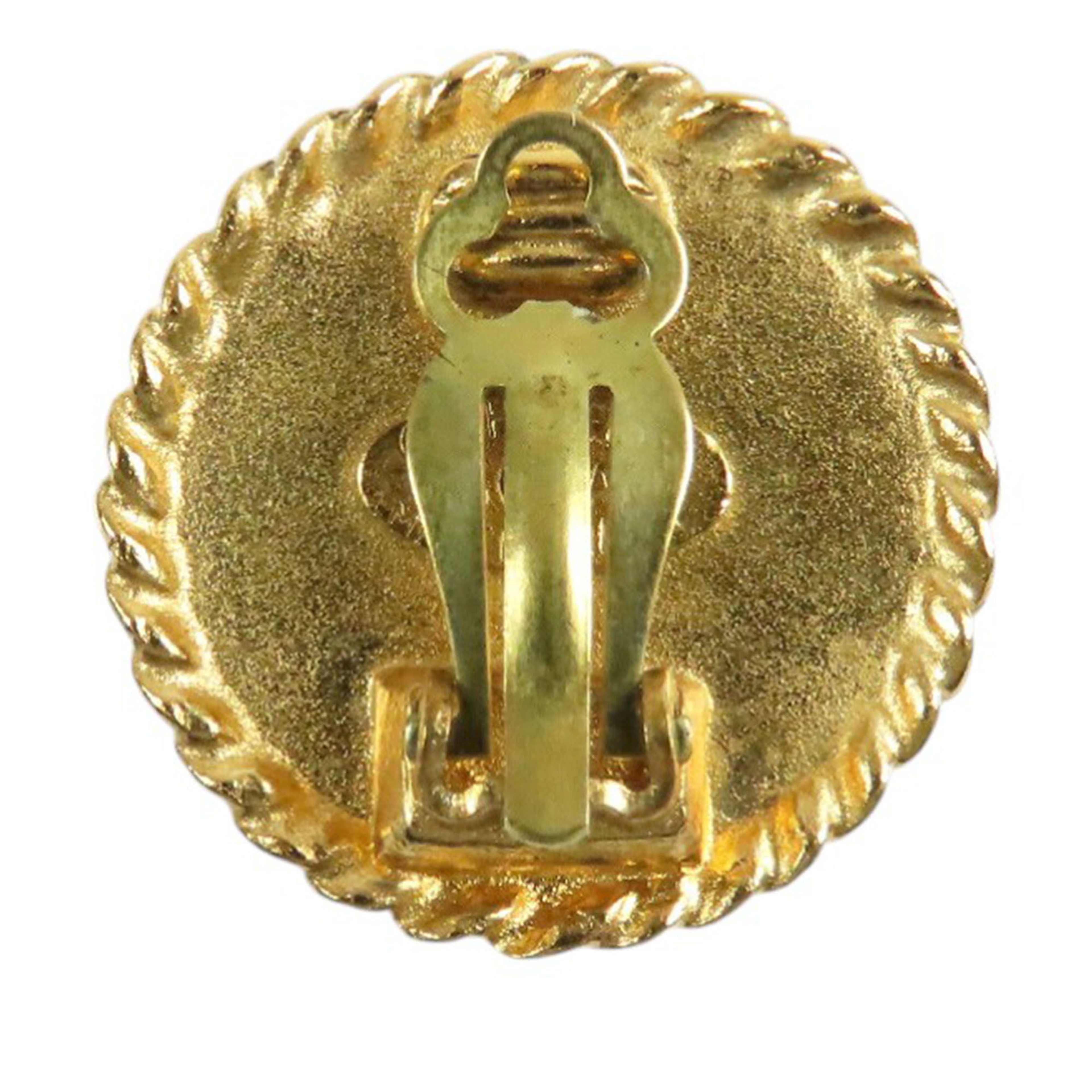 Chanel Cc Gold Plated And Resin Round Button Clip On Earrings, från Luxclusif, i färgen gold. Klicka för att öppna bilden i stort format