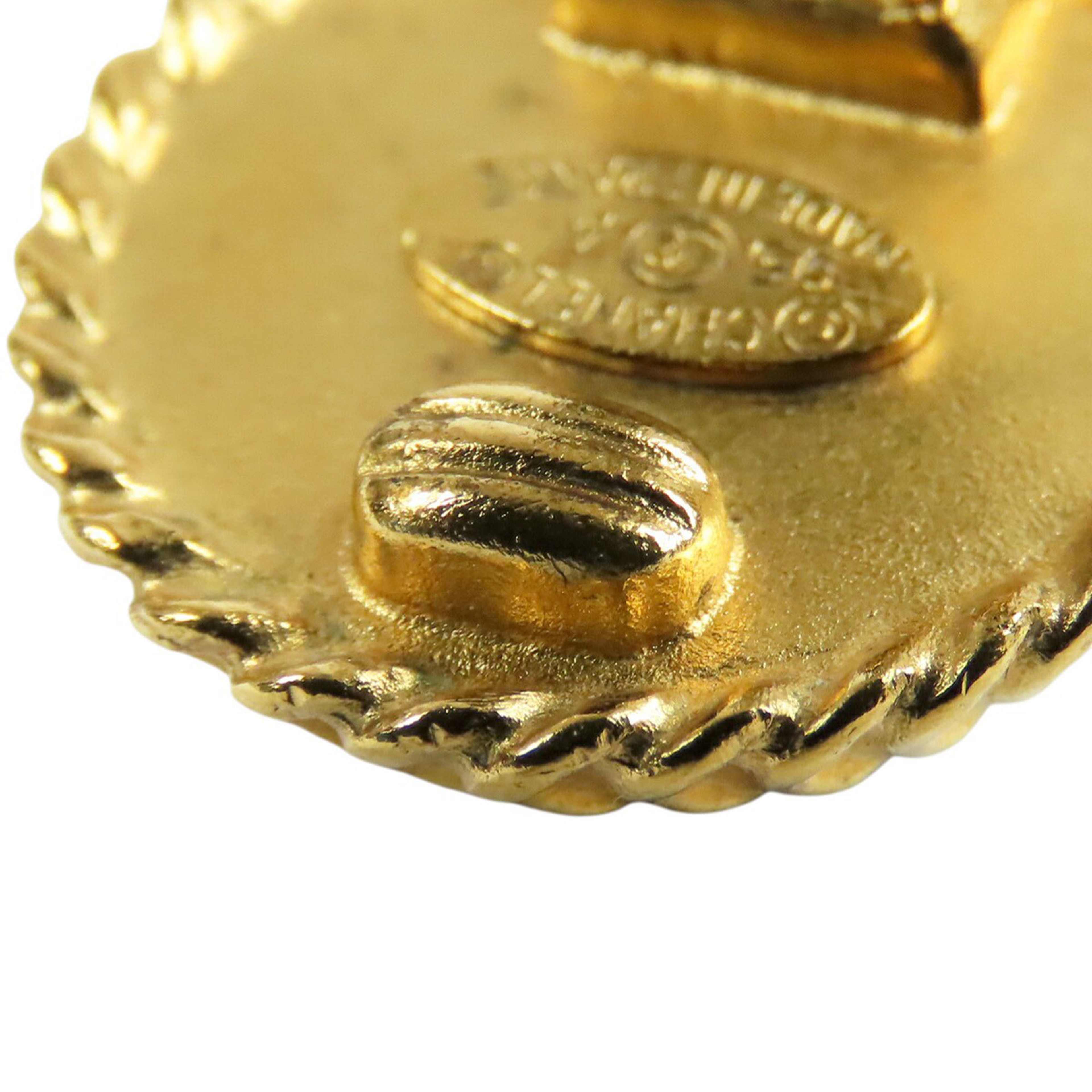 Chanel Cc Gold Plated And Resin Round Button Clip On Earrings, från Luxclusif, i färgen gold. Klicka för att öppna bilden i stort format