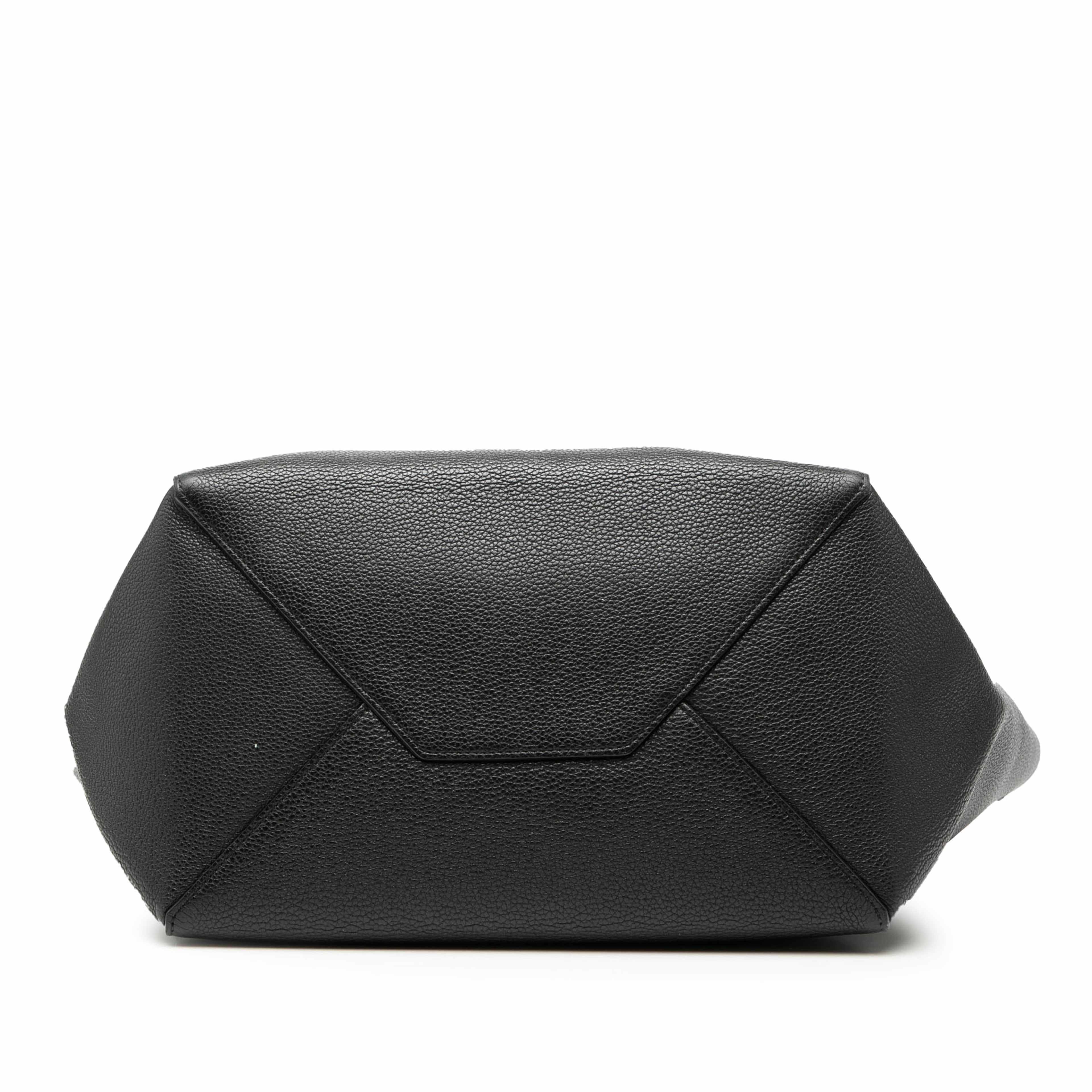 Celine Small Leather Phantom Cabas Tote, från Luxclusif, i färgen black. Klicka för att öppna bilden i stort format