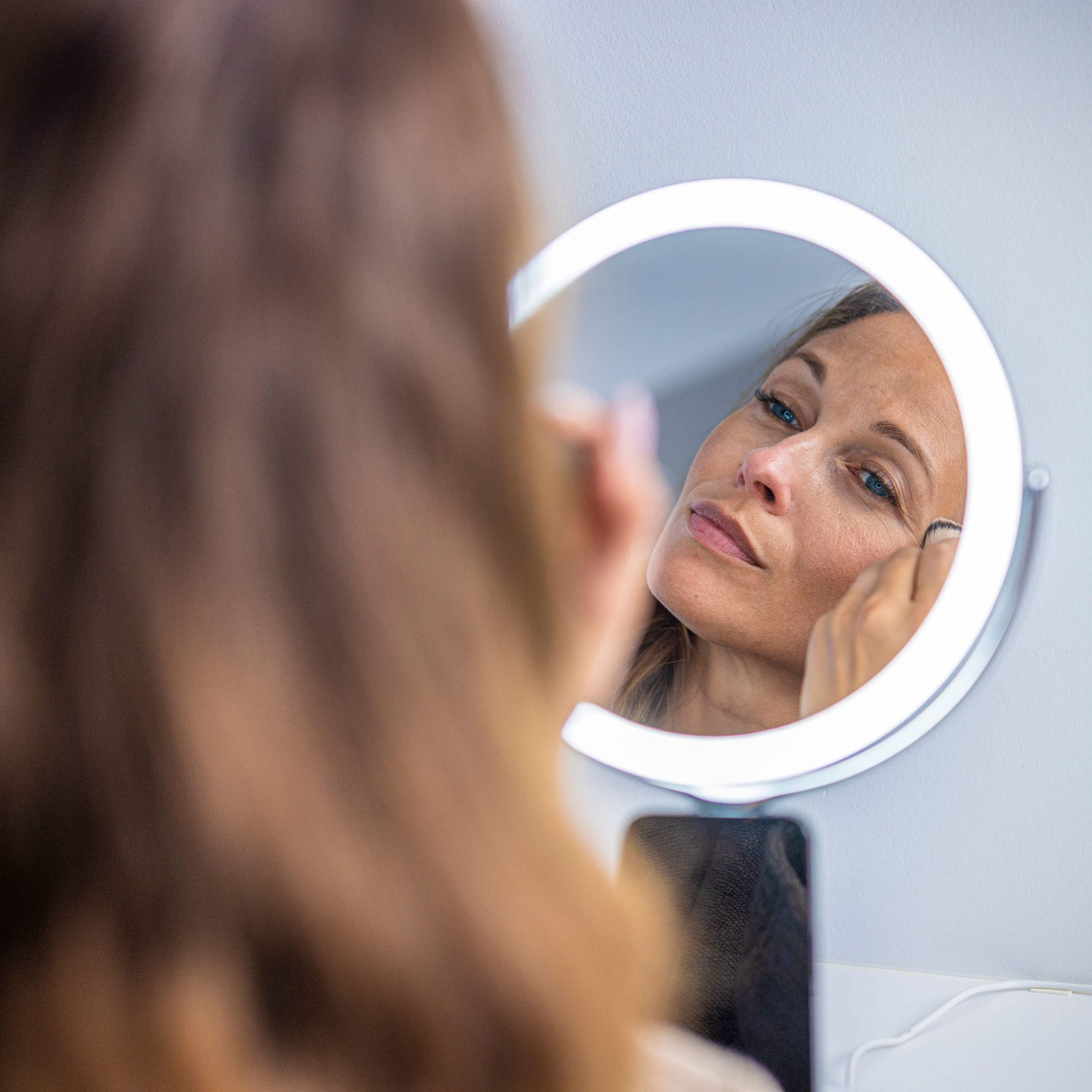 Sminkspegel Med Trådlös Laddning, från Unknown, i färgen vit. Klicka för att öppna bilden i stort format