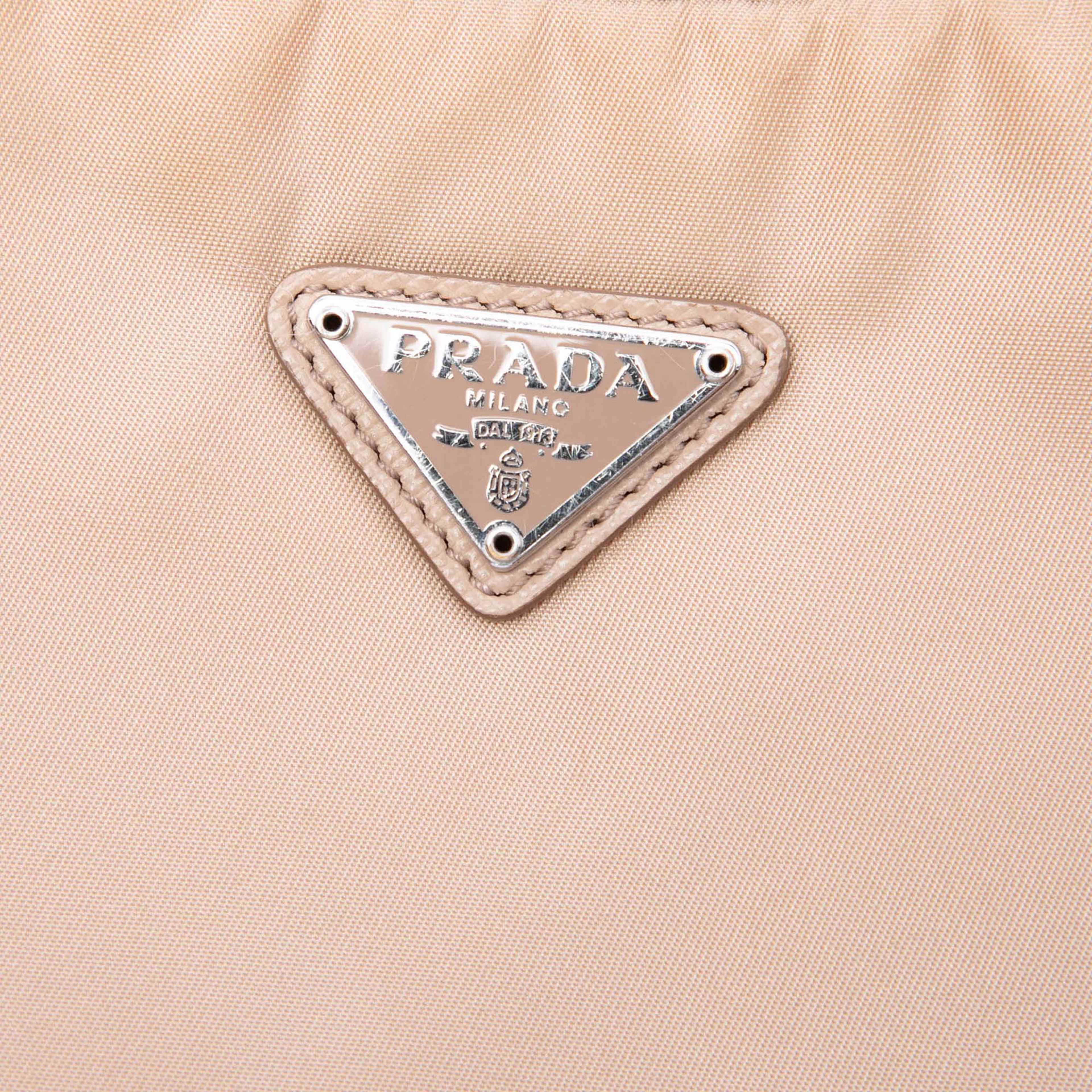 Prada Mini Tessuto Re Edition 2000 Shoulder Bag, från Luxclusif, i färgen beige. Klicka för att öppna bilden i stort format