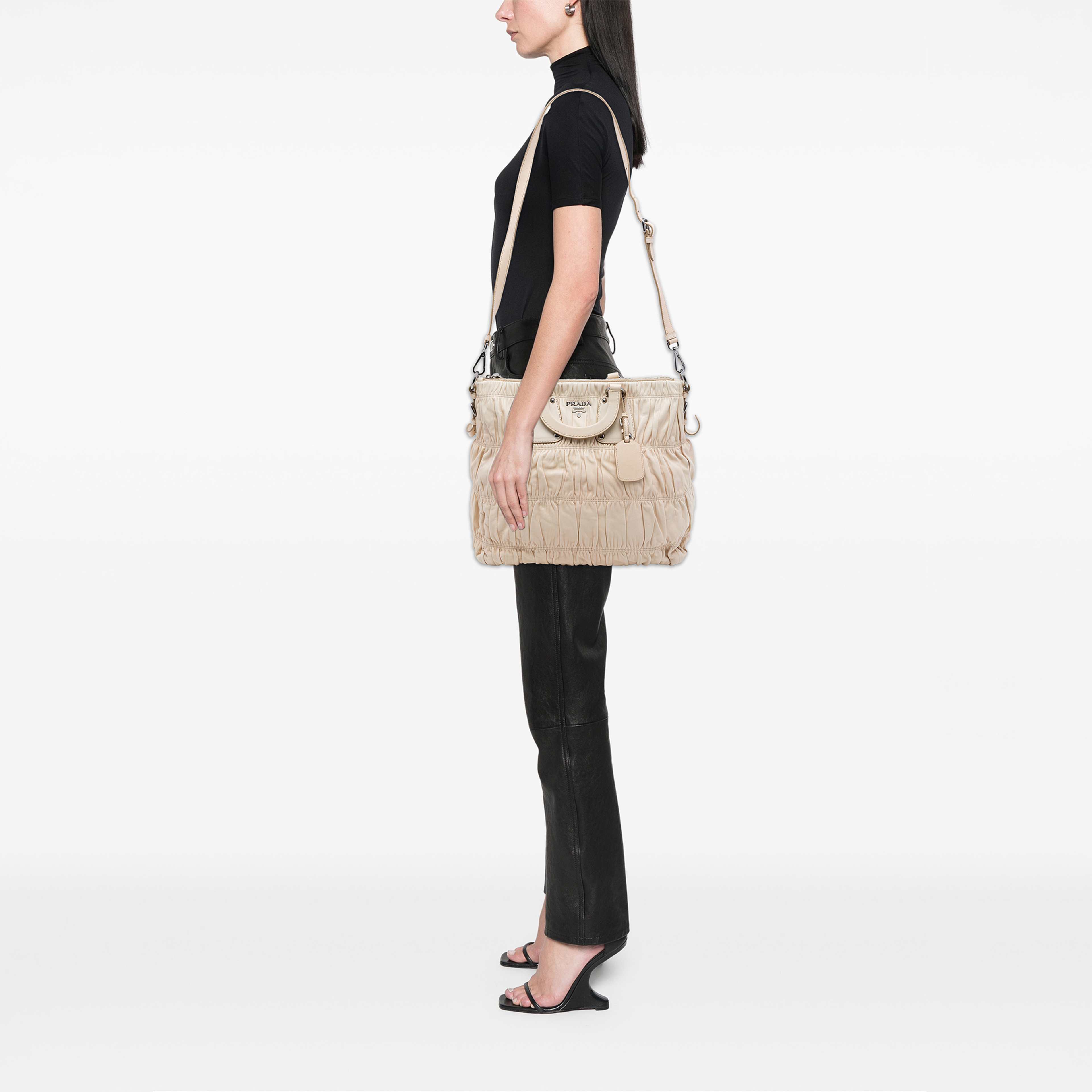 Prada Nappa Gaufre Satchel, från Luxclusif, i färgen beige. Klicka för att öppna bilden i stort format