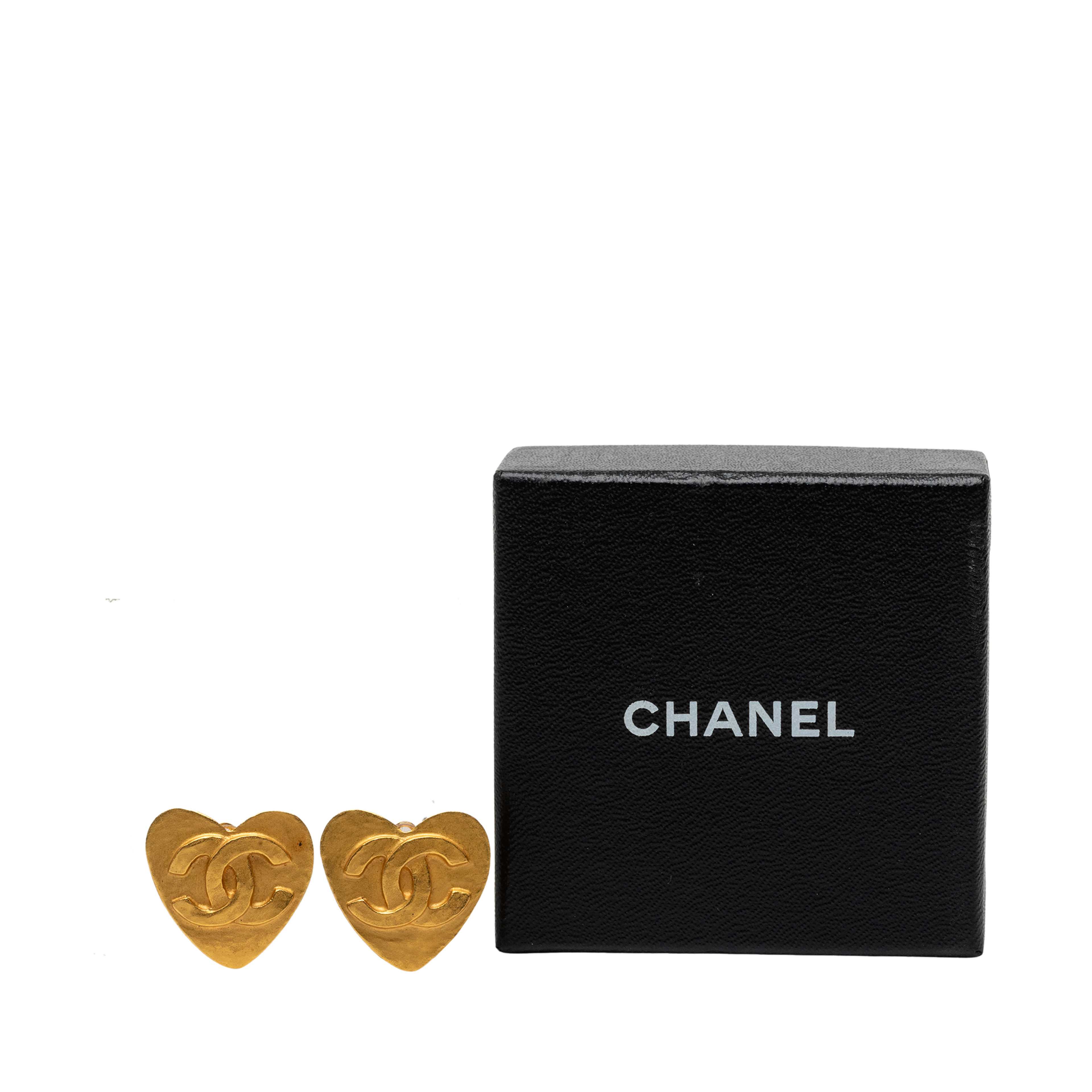 Chanel Cc Gold Plated Heart Clip On Earrings, från Luxclusif, i färgen guld. Klicka för att öppna bilden i stort format