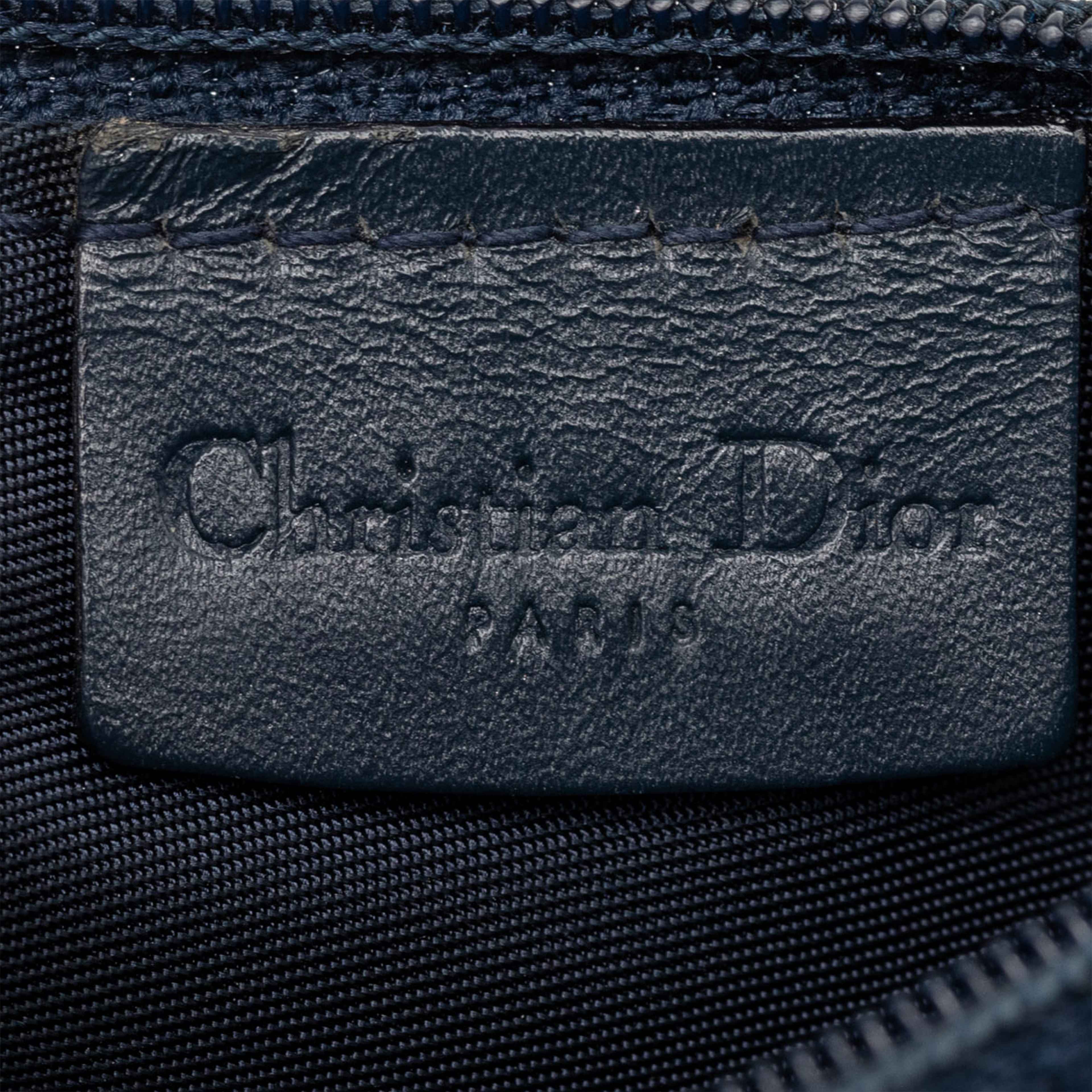 Dior Diorissimo Trotter Saddle Coin Pouch, från Luxclusif, i färgen blå. Klicka för att öppna bilden i stort format