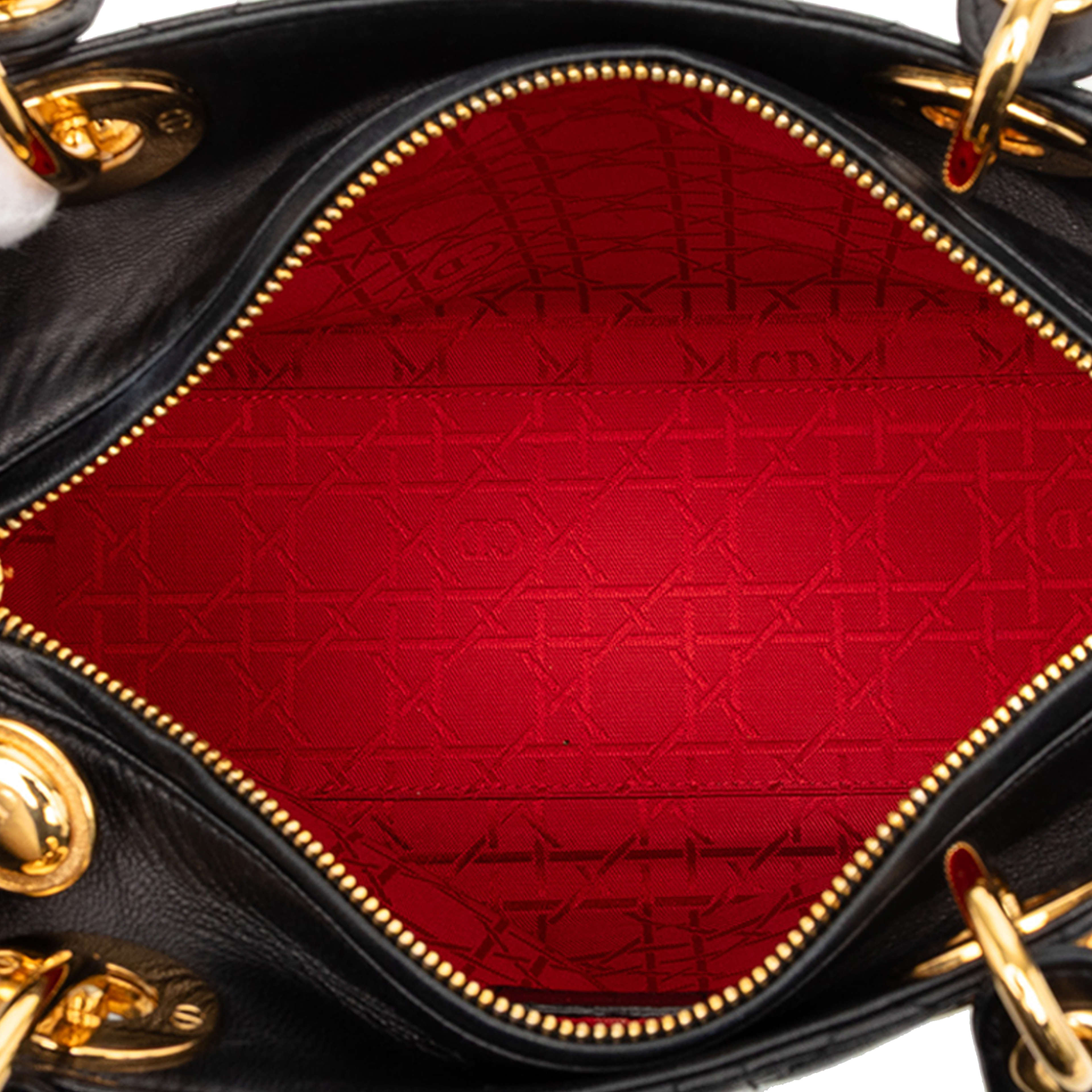 Dior Medium Lambskin Cannage Lady Dior, från Luxclusif, i färgen black. Klicka för att öppna bilden i stort format