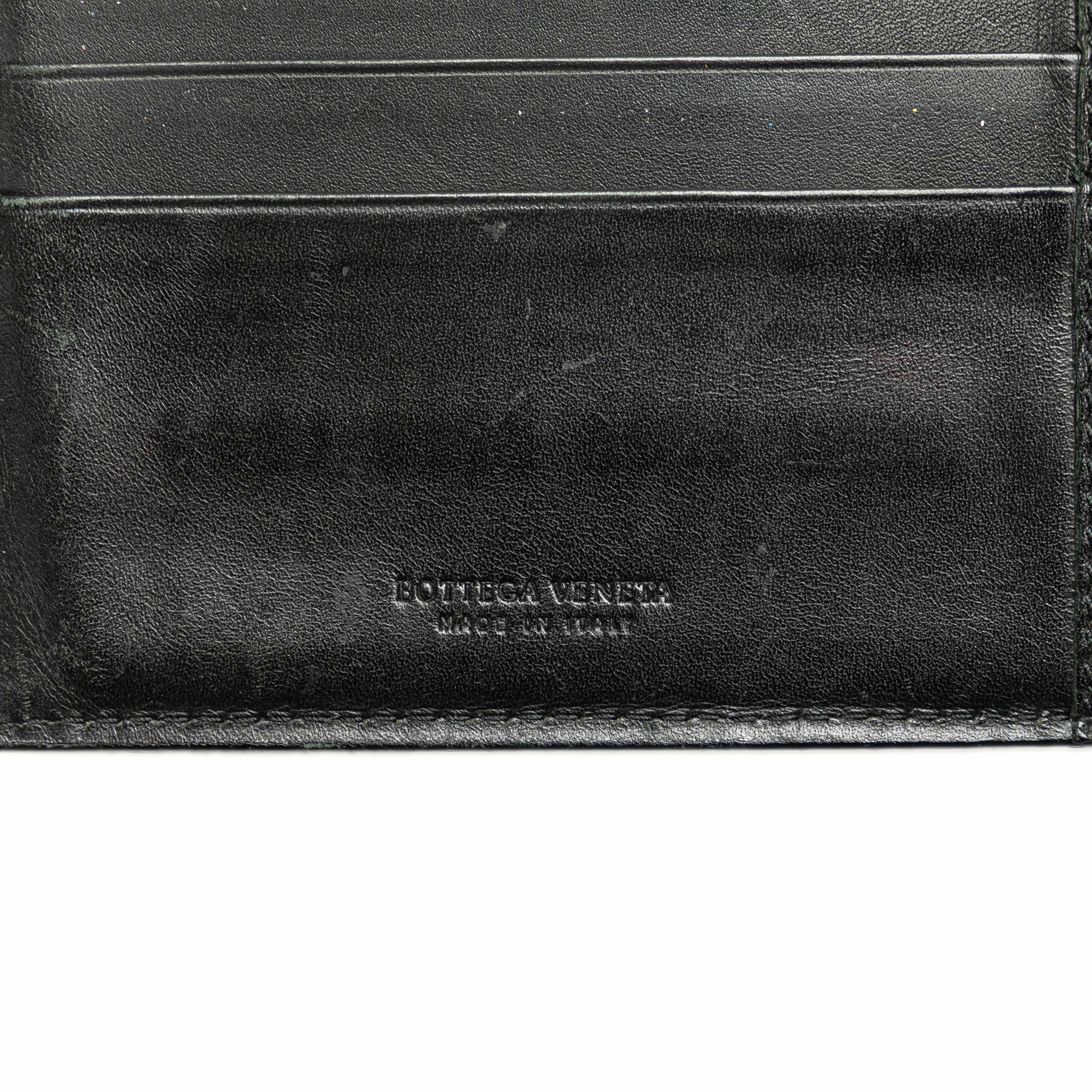 Bottega Veneta Leather Intrecciato Bifold Wallet, från Luxclusif, i färgen black. Klicka för att öppna bilden i stort format