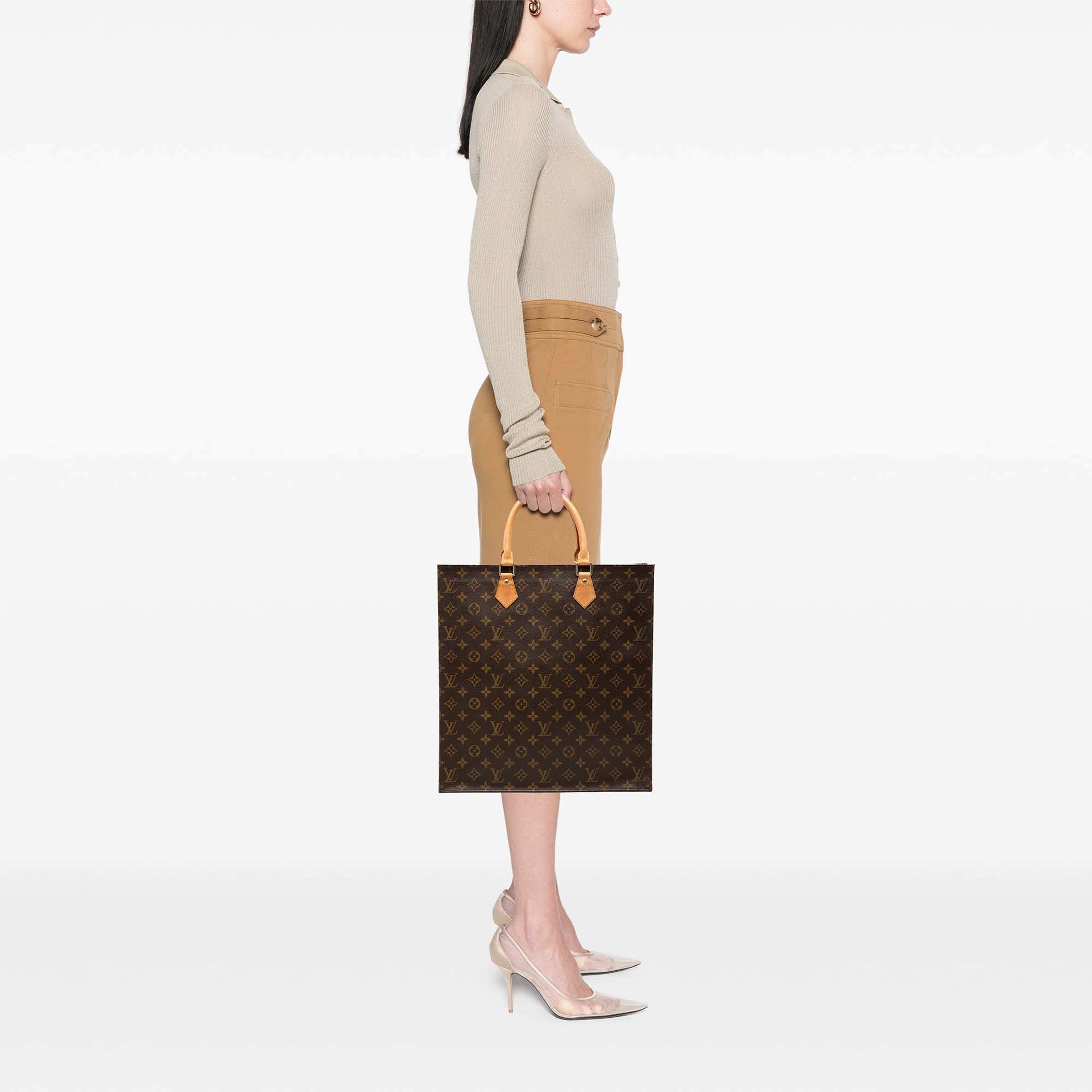 Louis Vuitton Monogram Sac Plat, från Luxclusif, i färgen brun. Klicka för att öppna bilden i stort format