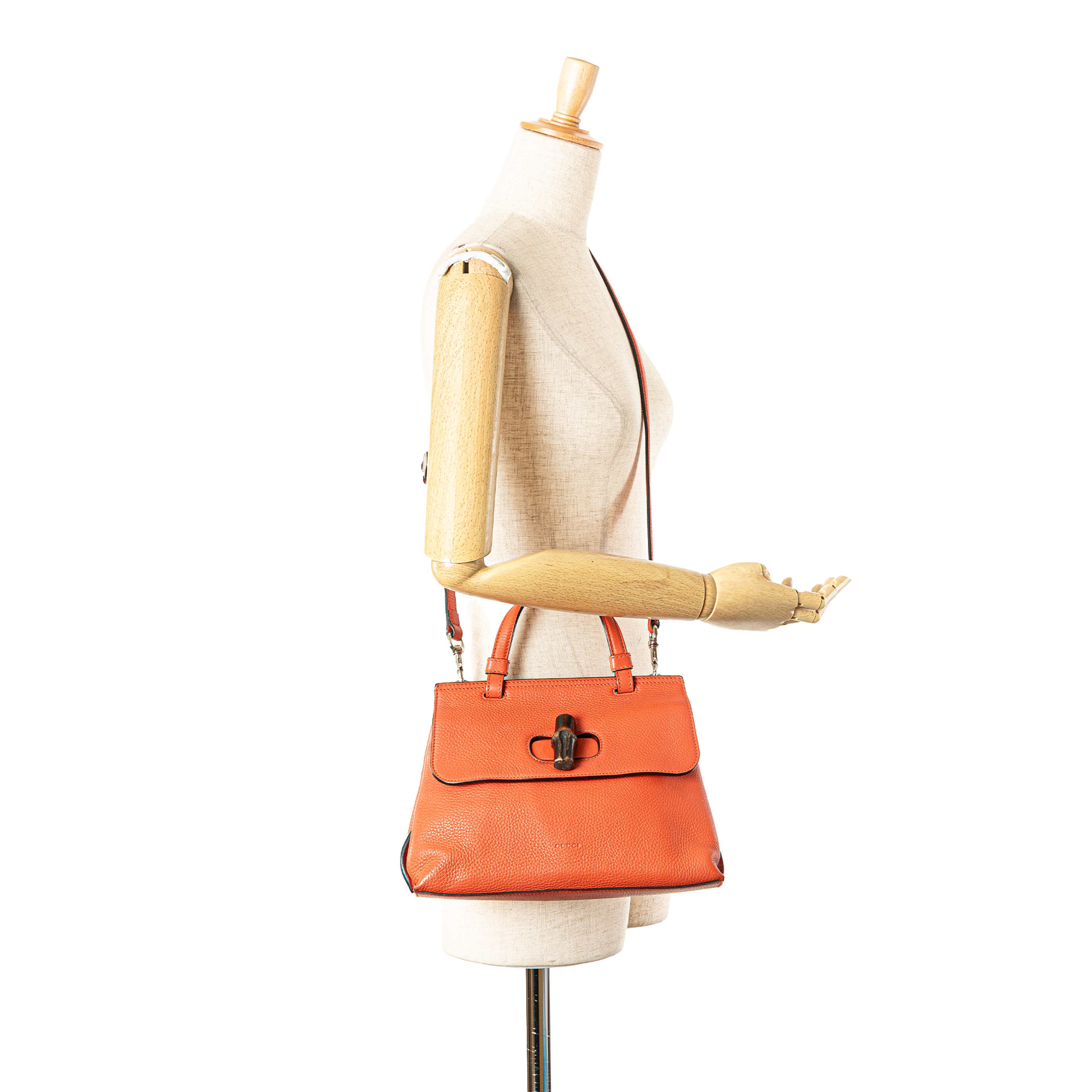 Gucci Small Calfskin Bamboo Daily Satchel, från Luxclusif, i färgen orange. Klicka för att öppna bilden i stort format