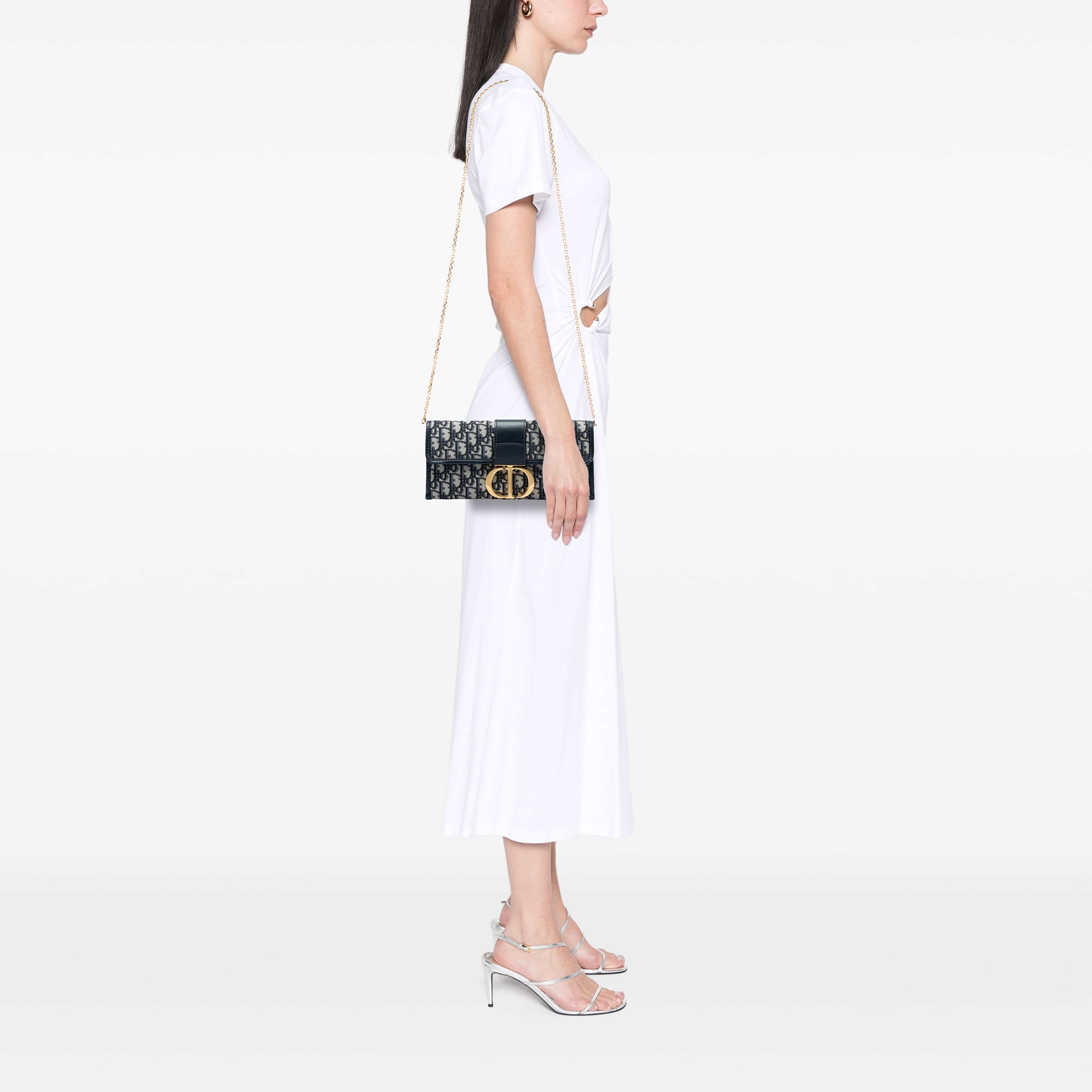 Dior Oblique Canvas 30 Montaigne Clutch With Chain, från Luxclusif, i färgen blå. Klicka för att öppna bilden i stort format