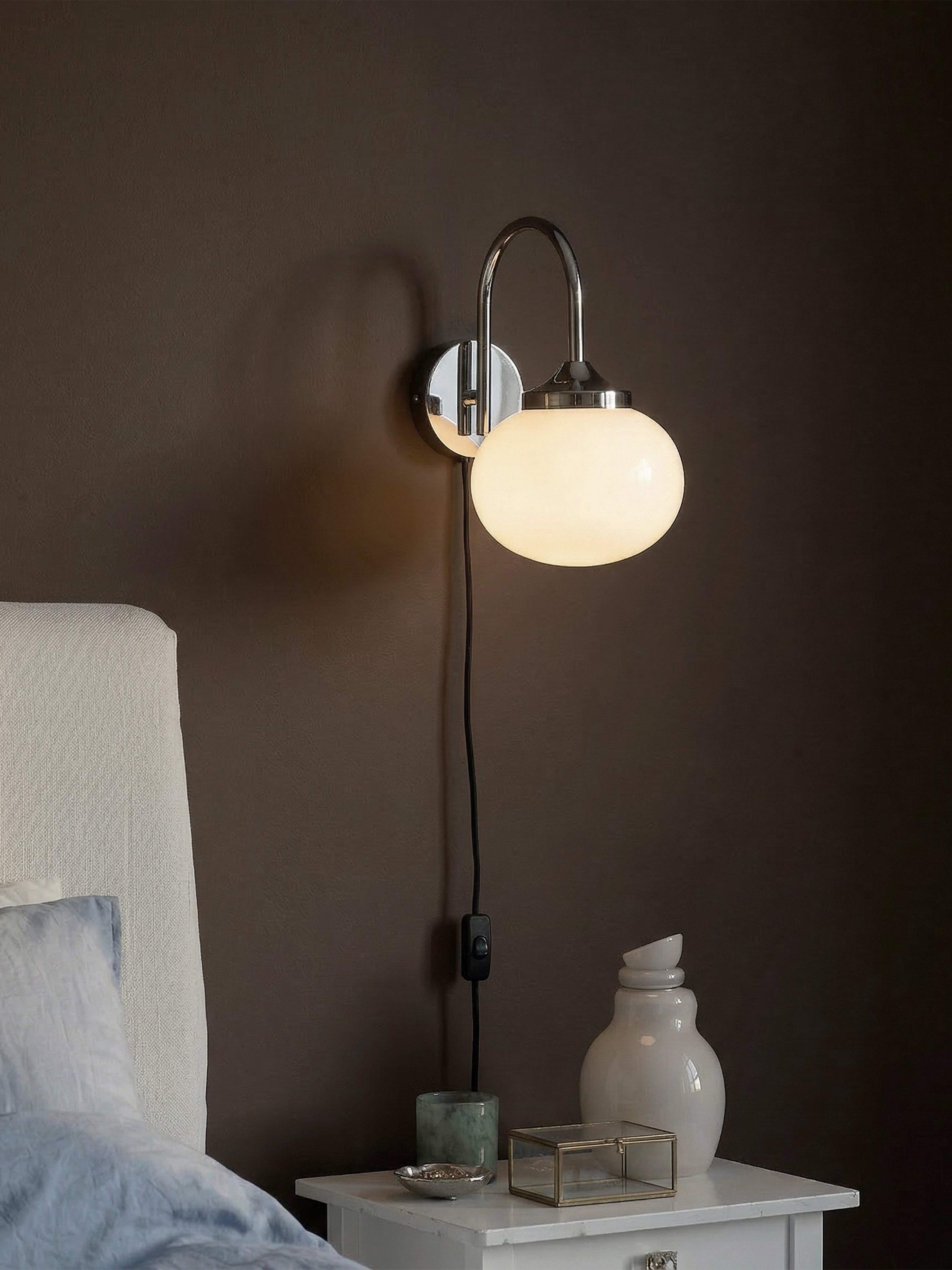 Elsy Vägglampa, från PR Home, i färgen vit/krom. Klicka för att öppna bilden i stort format