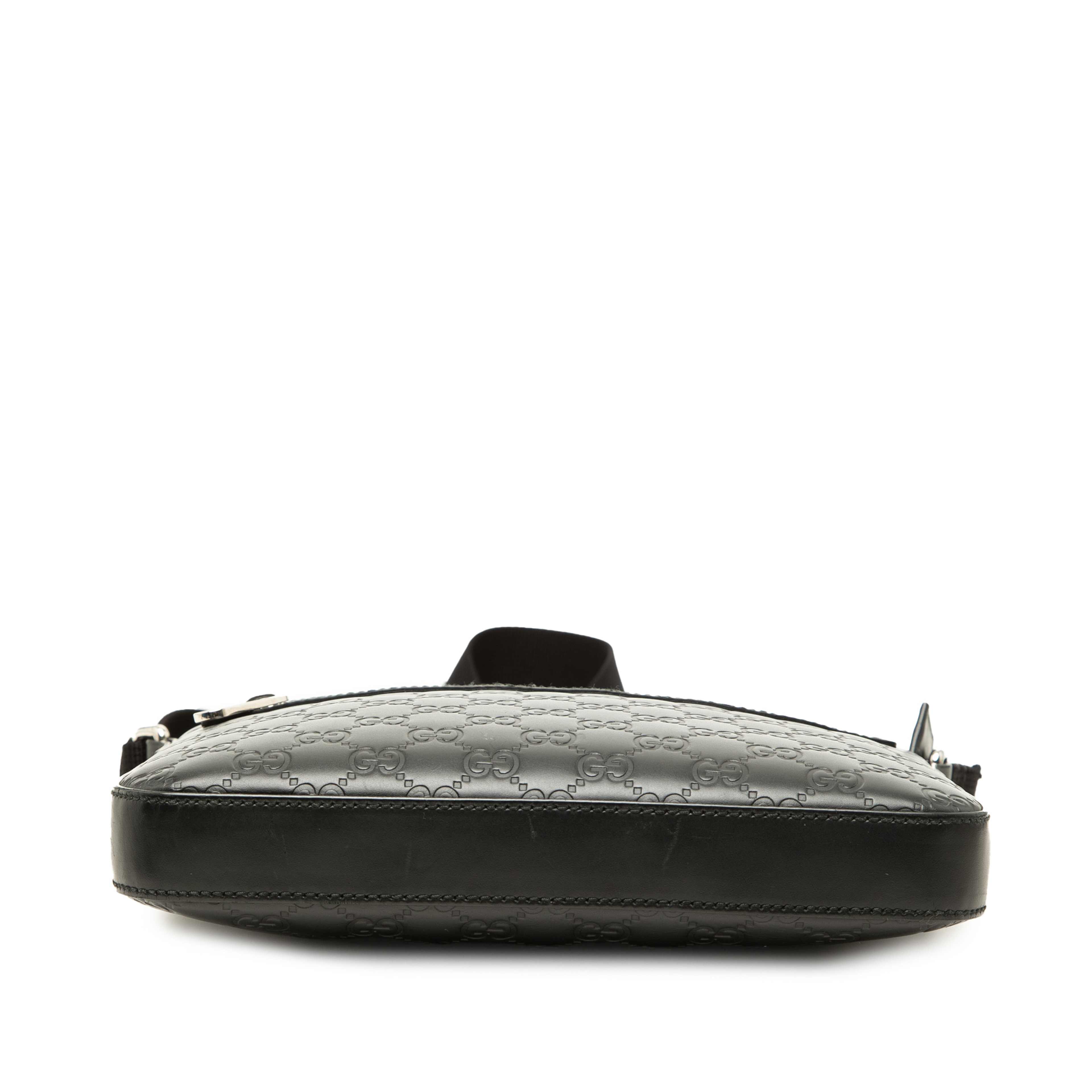 Gucci Guccissima Crossbody, från Luxclusif, i färgen svart. Klicka för att öppna bilden i stort format