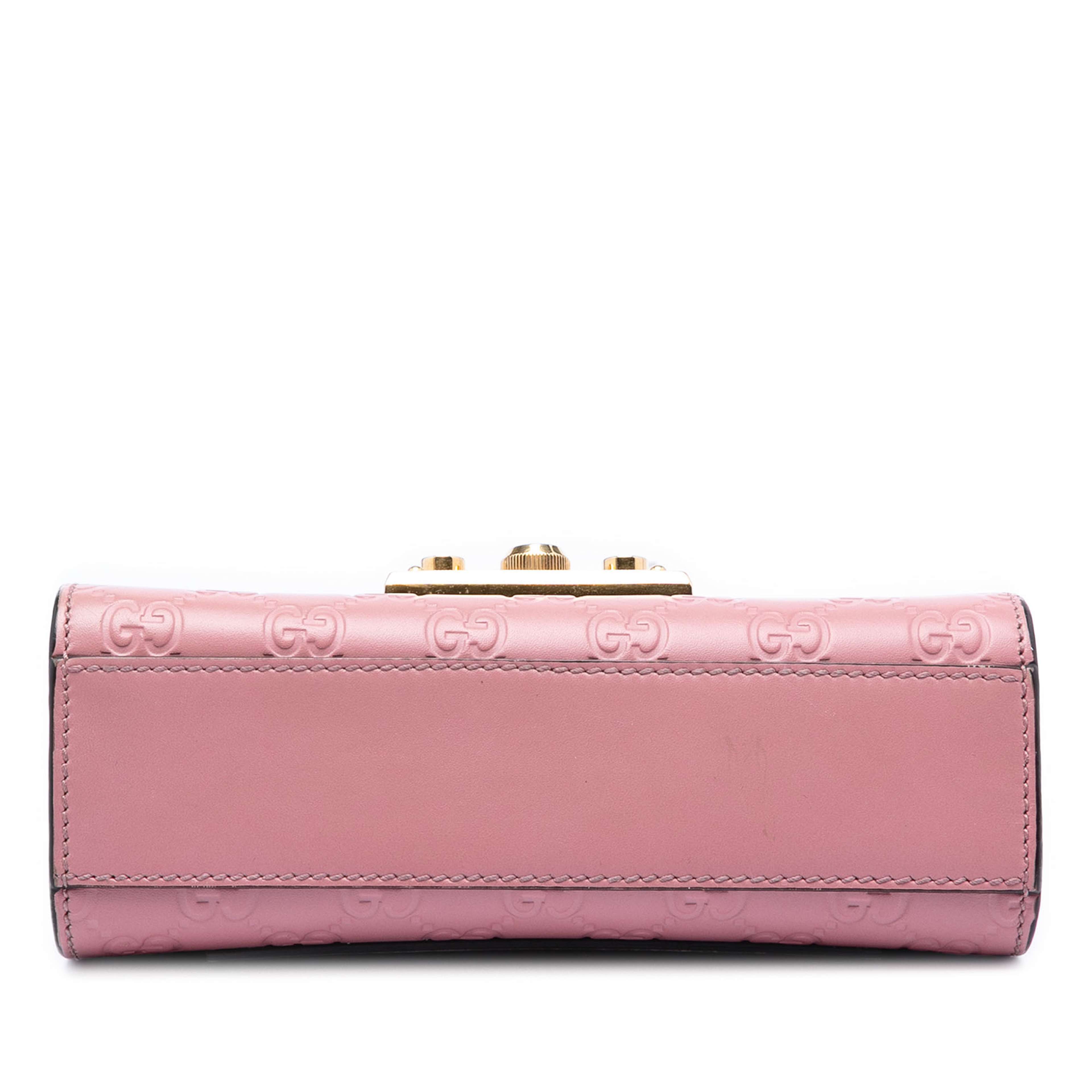 Gucci Small Guccissima Padlock Crossbody, från Luxclusif, i färgen rosa. Klicka för att öppna bilden i stort format