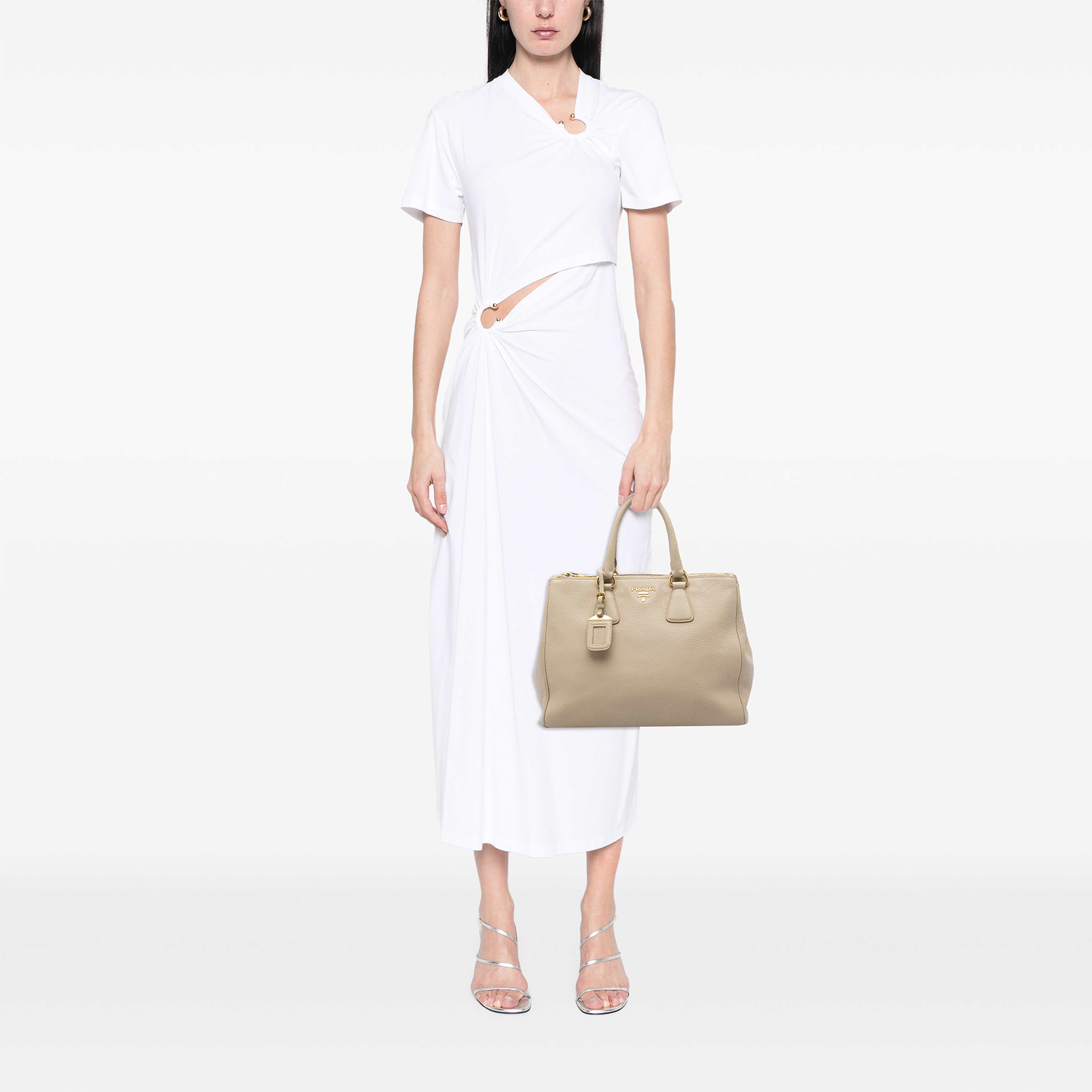 Prada Vitello Daino Double Zip Convertible Tote, från Luxclusif, i färgen beige. Klicka för att öppna bilden i stort format