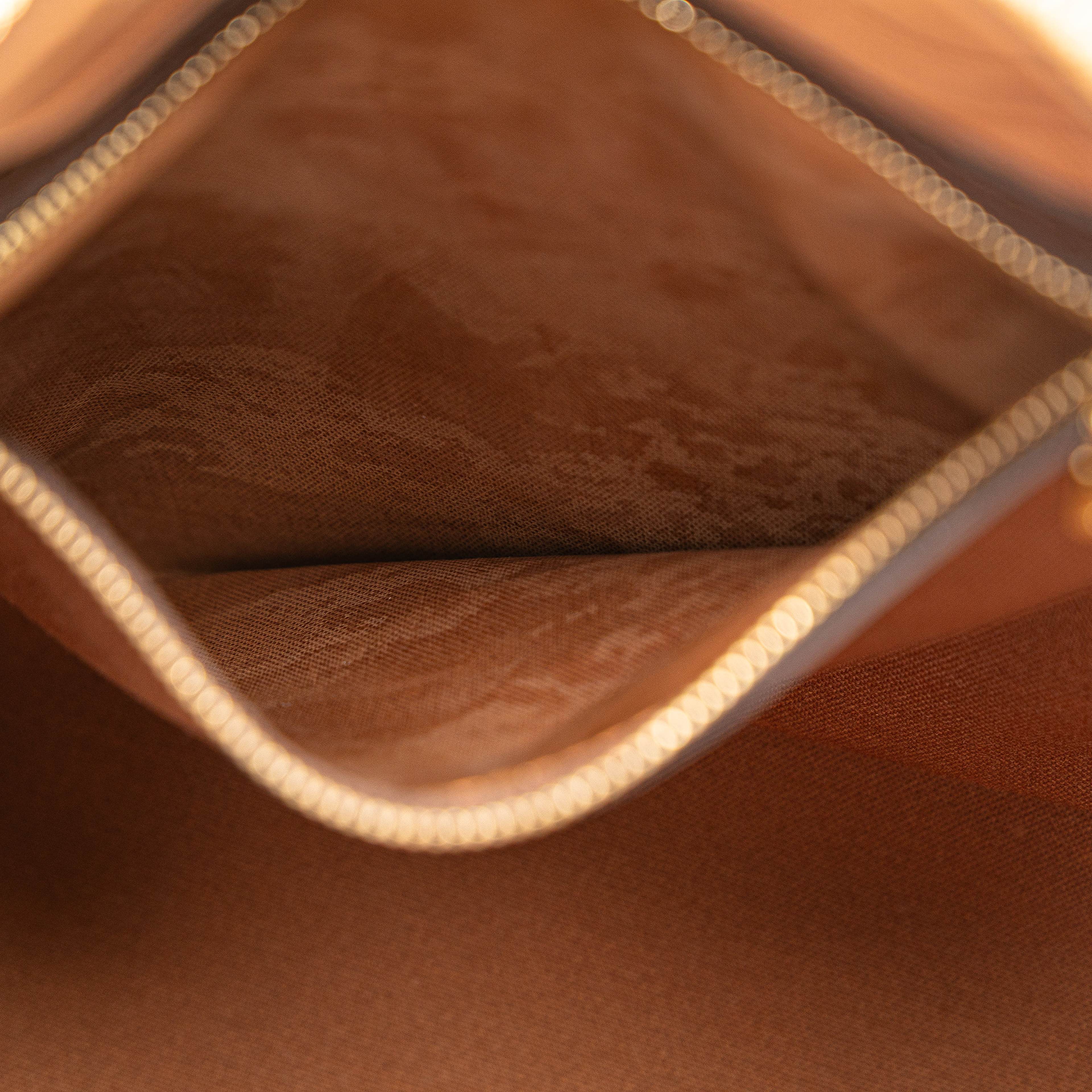 Louis Vuitton Damier Ebene Ribera Gm, från Luxclusif, i färgen brown. Klicka för att öppna bilden i stort format