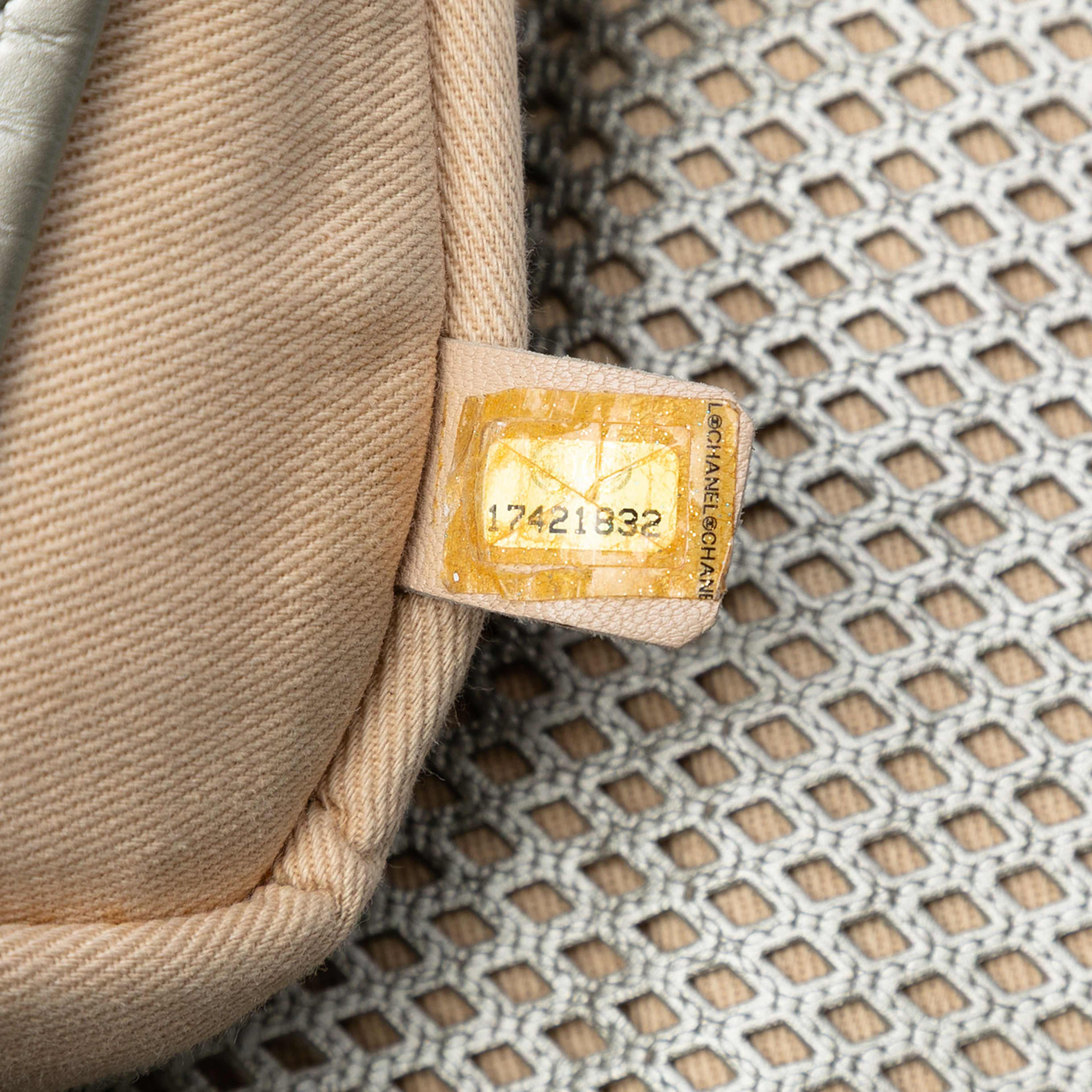 Chanel Small Perforated Calfskin Up In The Air Flap, från Luxclusif, i färgen silver. Klicka för att öppna bilden i stort format