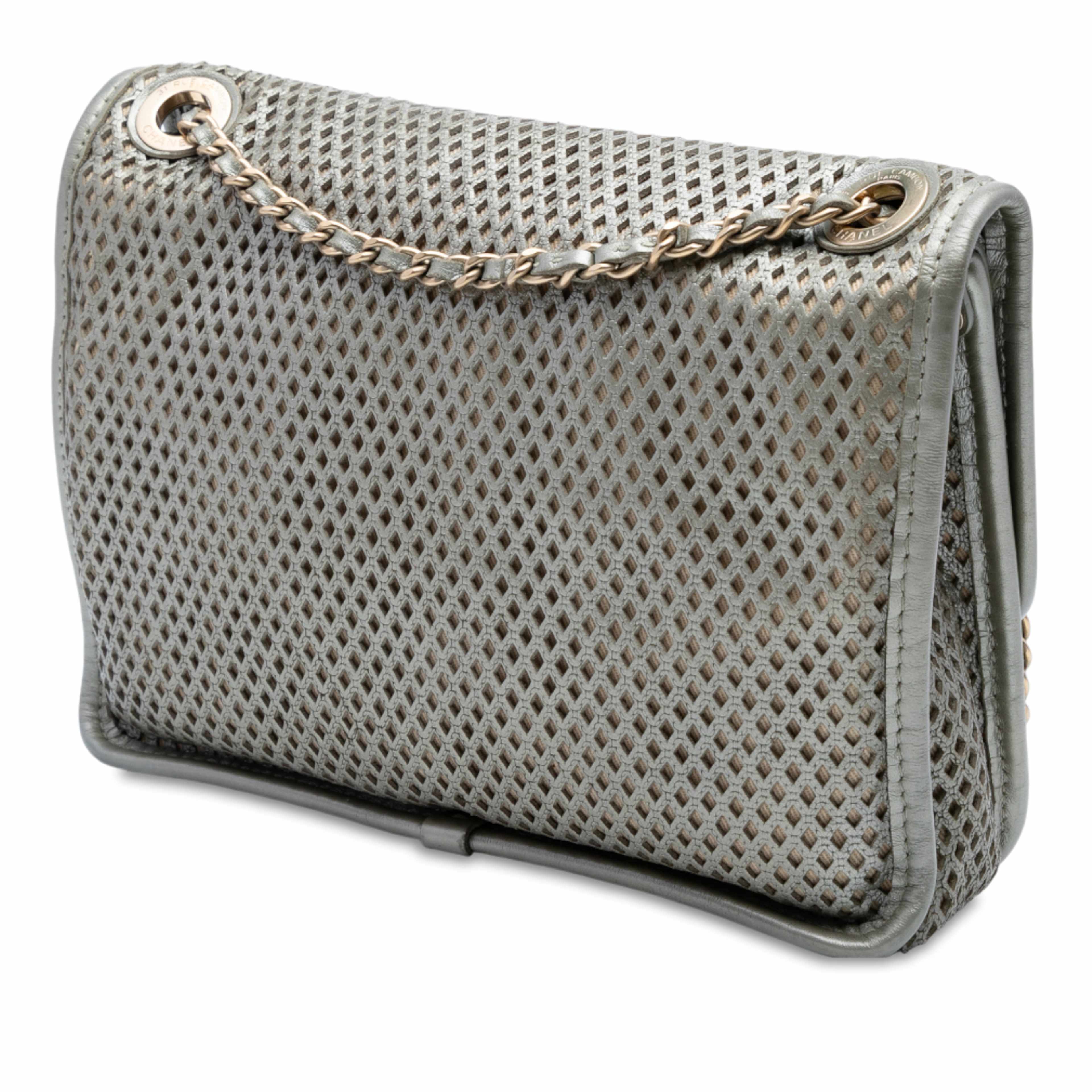 Chanel Small Perforated Calfskin Up In The Air Flap, från Luxclusif, i färgen silver. Klicka för att öppna bilden i stort format