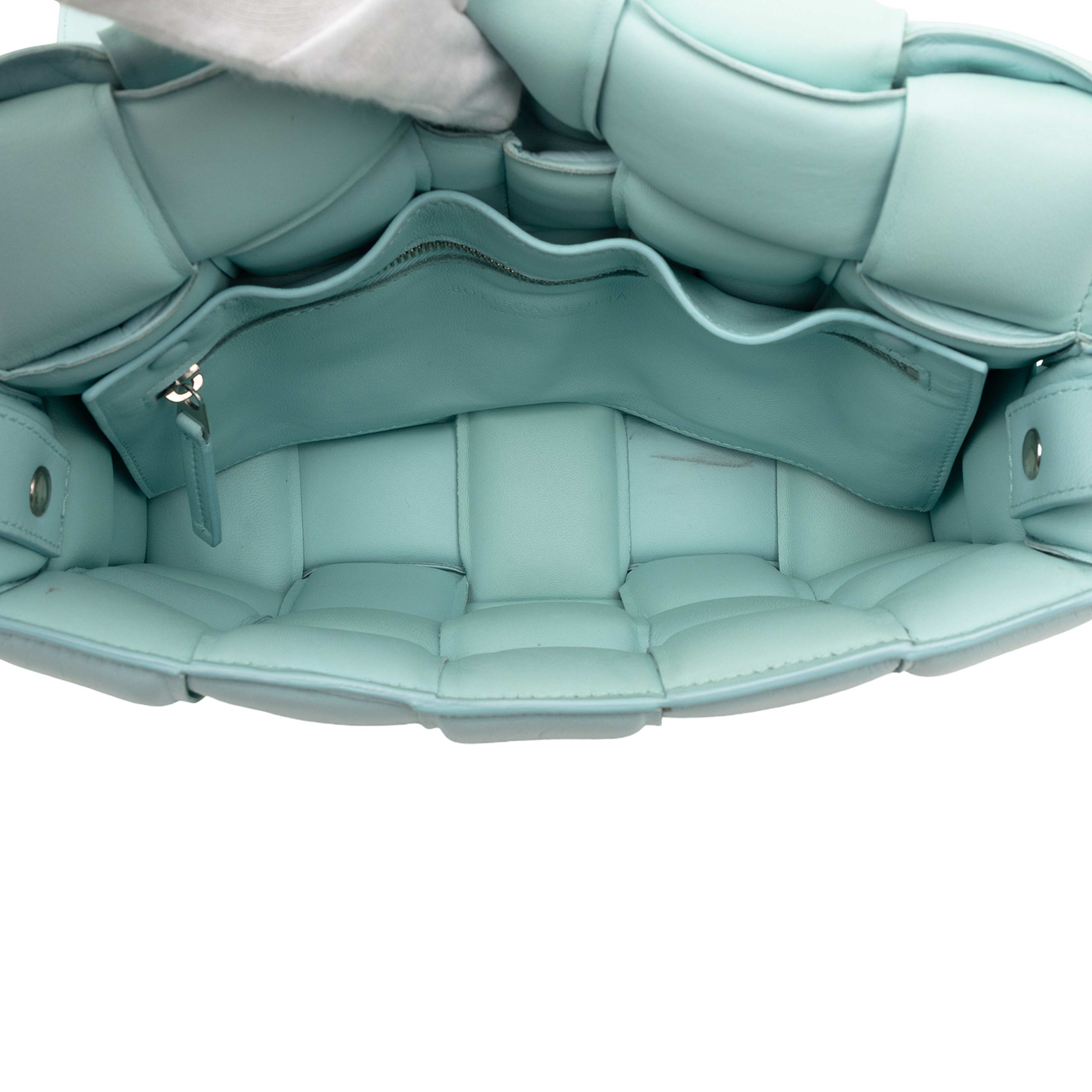 Bottega Veneta Nappa Intrecciato Padded Cassette Crossbody, från Luxclusif, i färgen light blue. Klicka för att öppna bilden i stort format