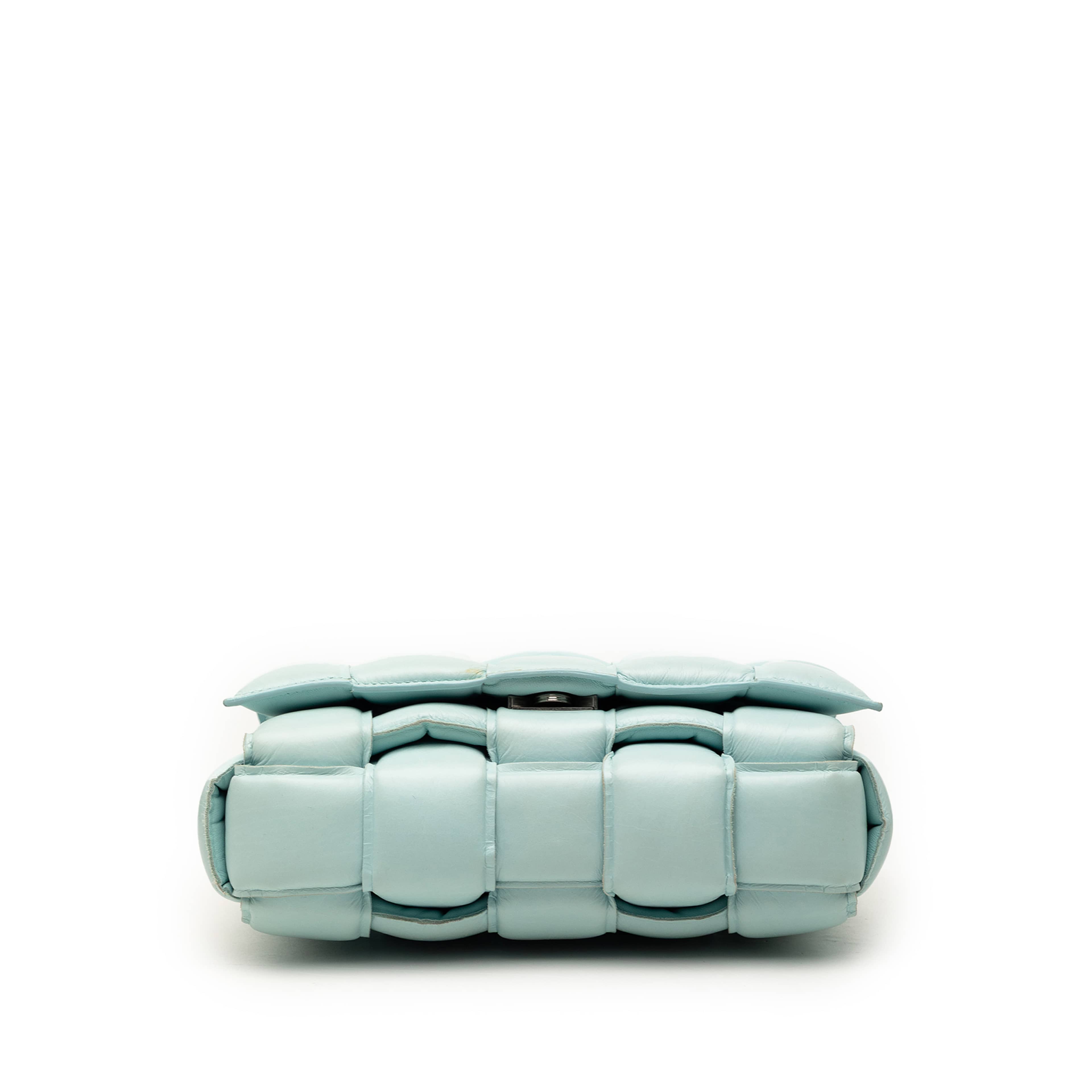 Bottega Veneta Nappa Intrecciato Padded Cassette Crossbody, från Luxclusif, i färgen light blue. Klicka för att öppna bilden i stort format