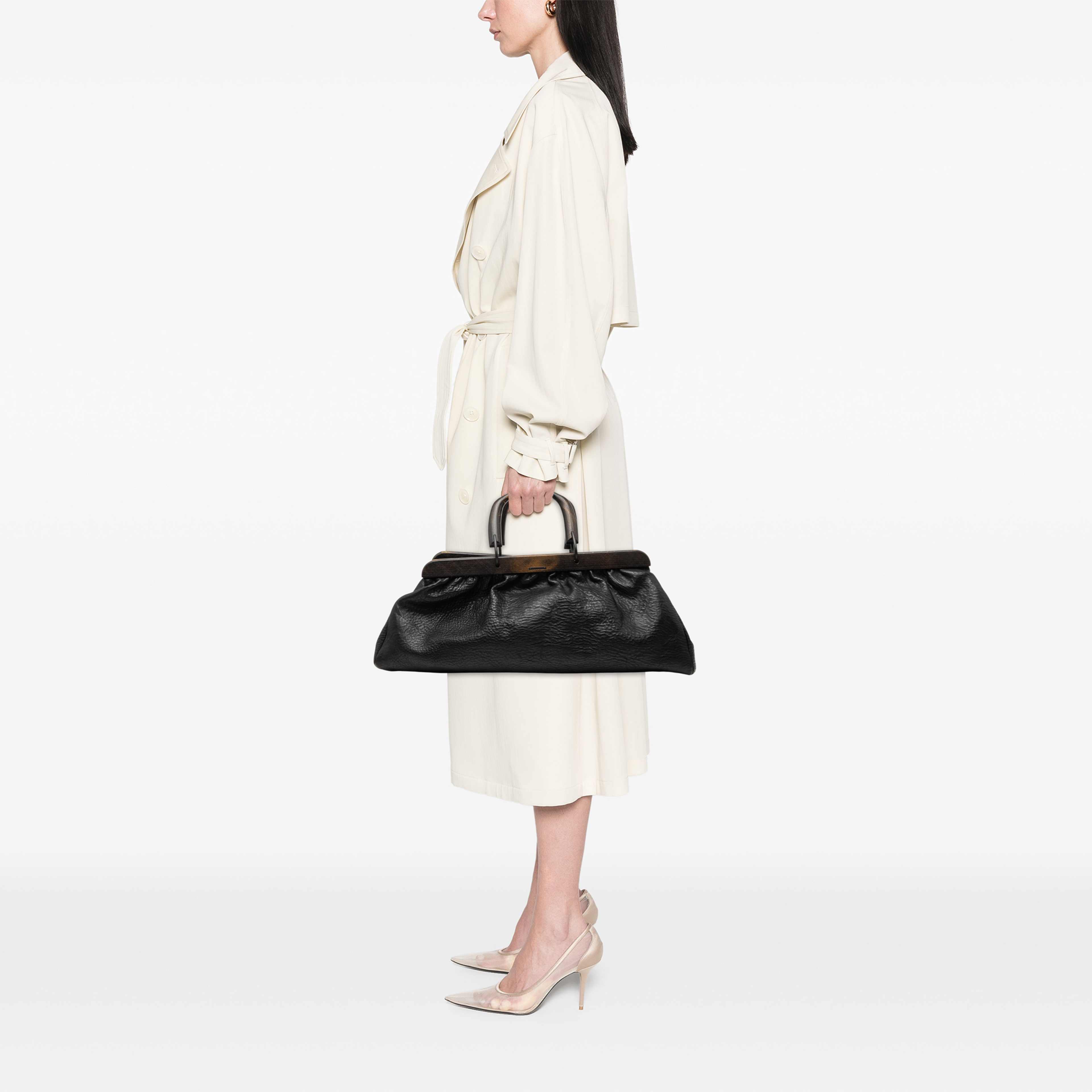 Gucci Calfskin Wood Frame Handbag, från Luxclusif, i färgen svart. Klicka för att öppna bilden i stort format