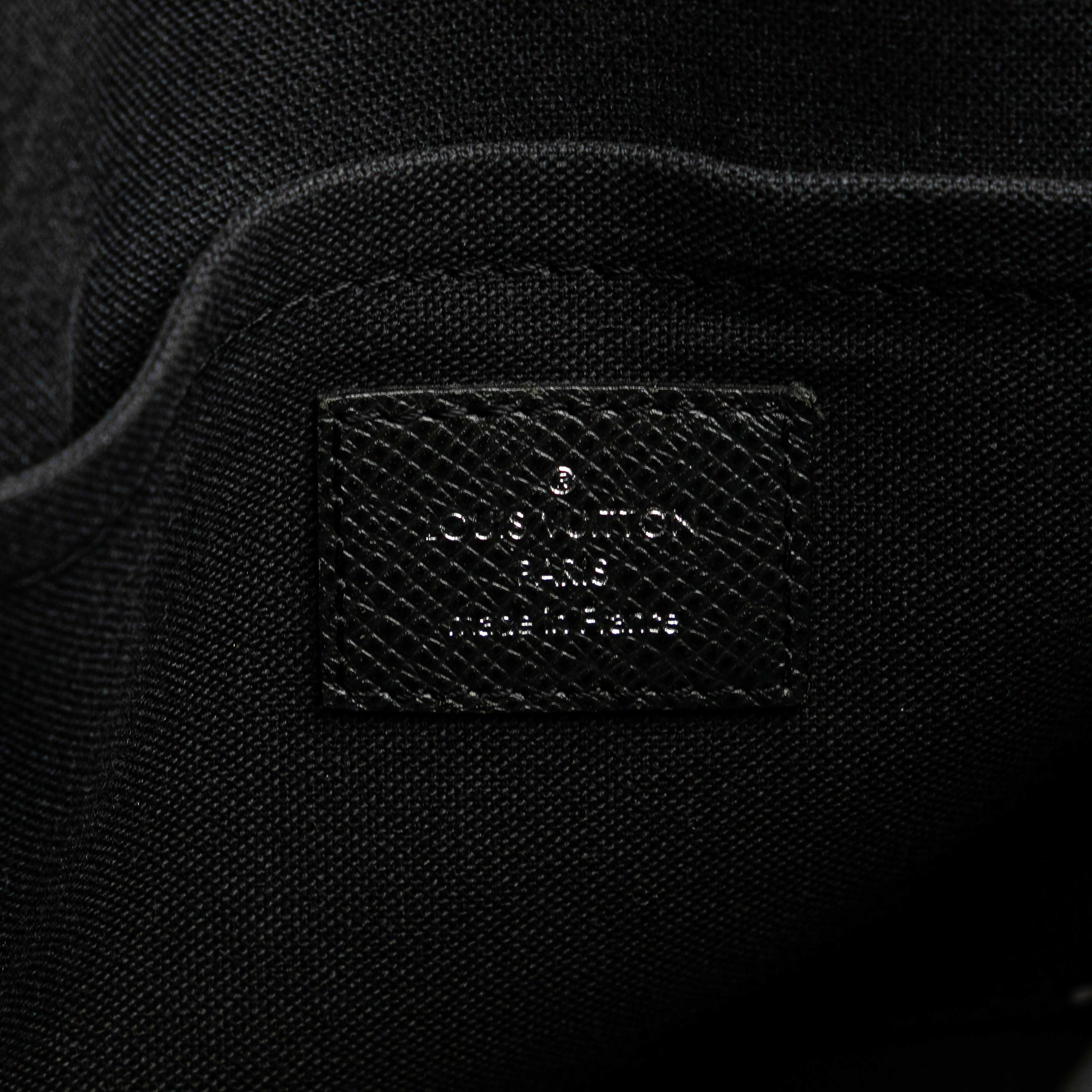 Louis Vuitton Taiga Andrei, från Luxclusif, i färgen black. Klicka för att öppna bilden i stort format