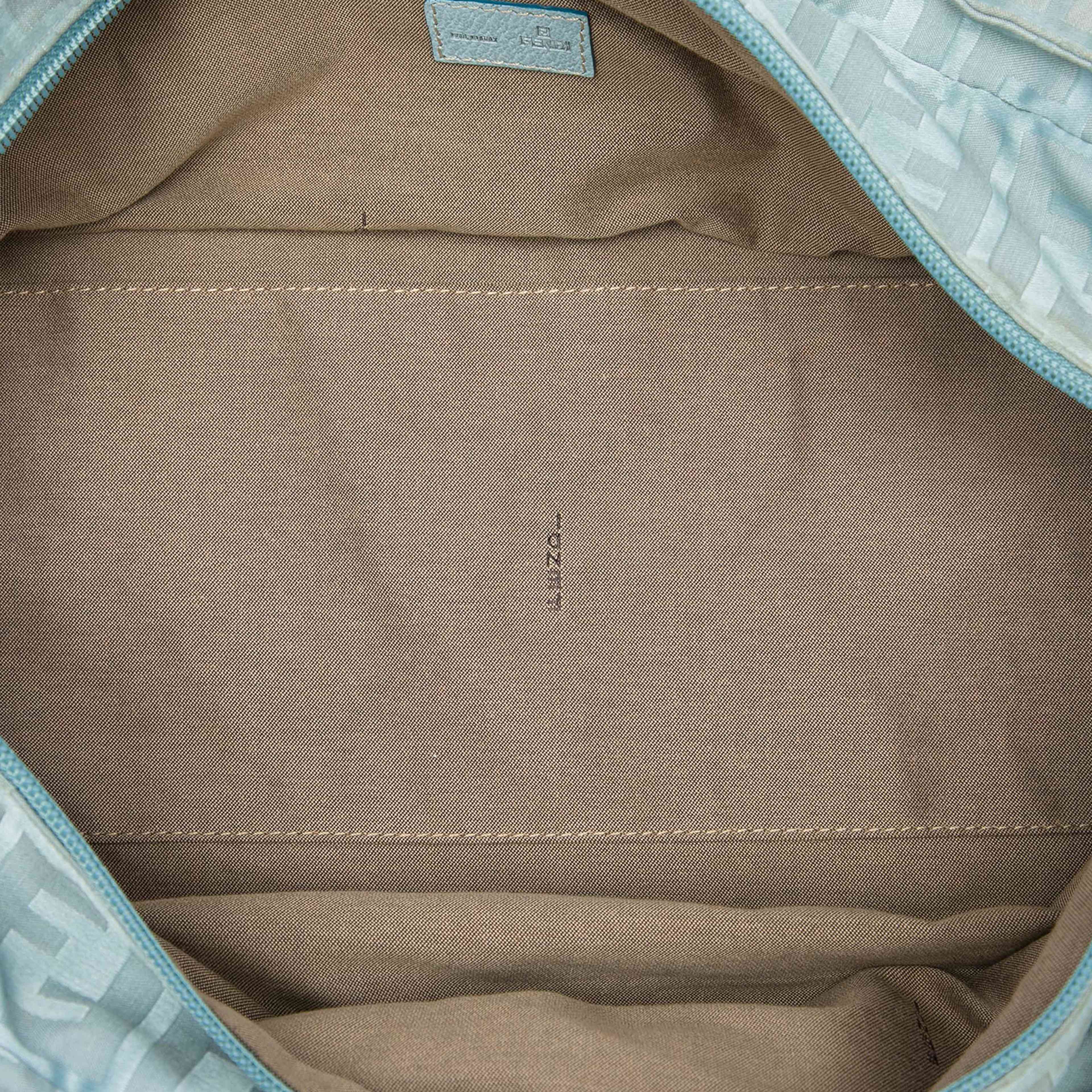 Fendi Zucca Nylon Zip Code Tote, från Luxclusif, i färgen blå. Klicka för att öppna bilden i stort format