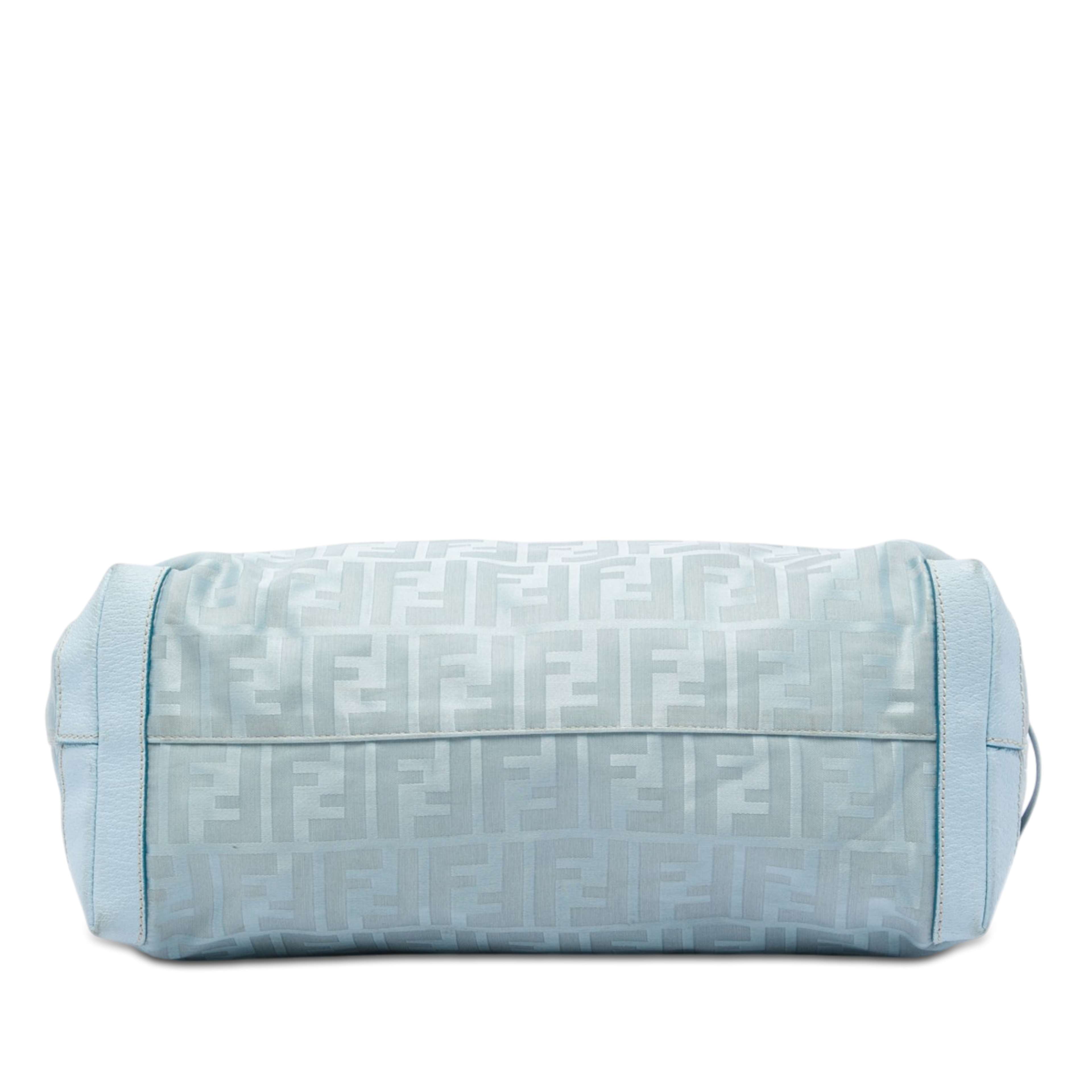 Fendi Zucca Nylon Zip Code Tote, från Luxclusif, i färgen blå. Klicka för att öppna bilden i stort format