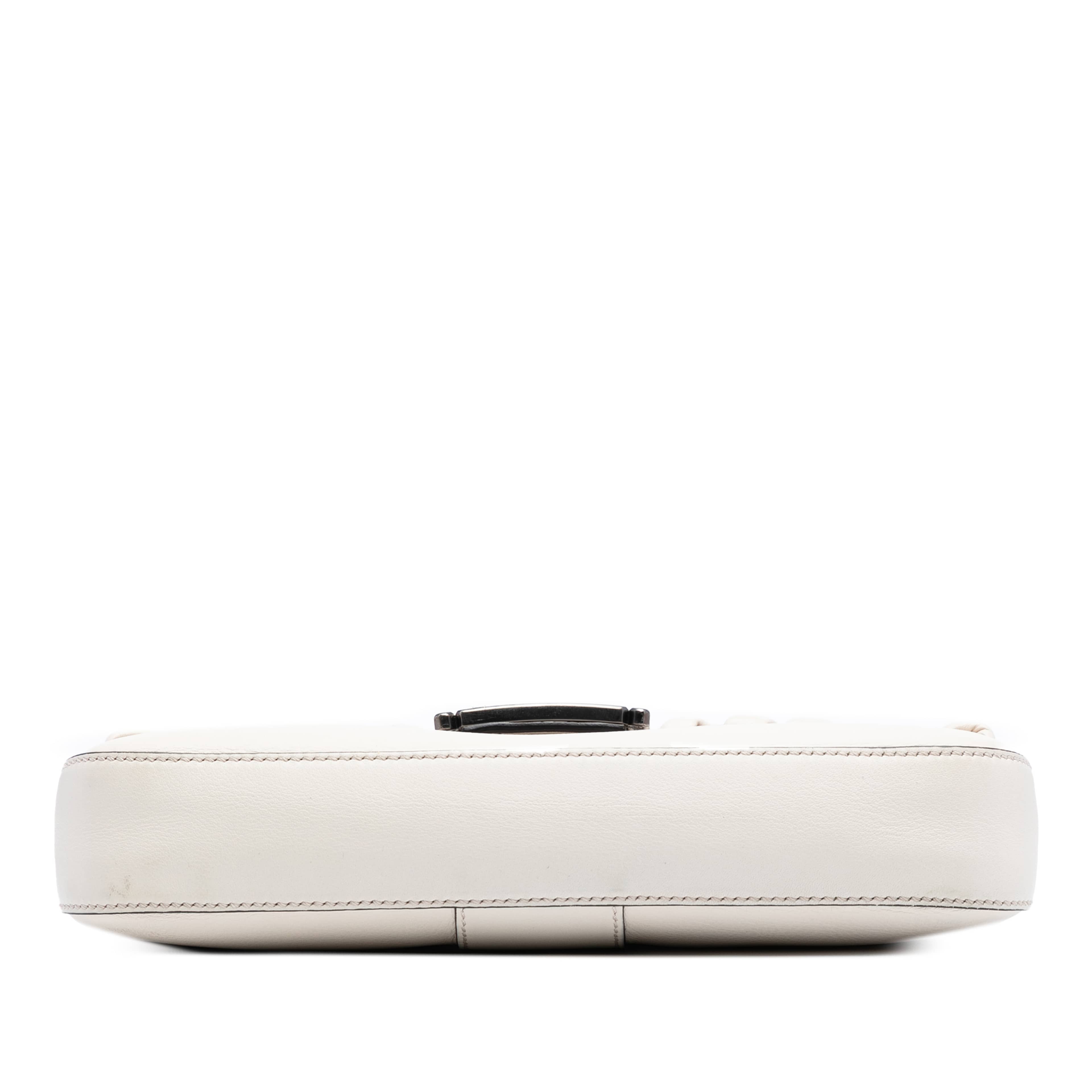 Fendi Whipstitch Leather Baguette Crossbody, från Luxclusif, i färgen white. Klicka för att öppna bilden i stort format