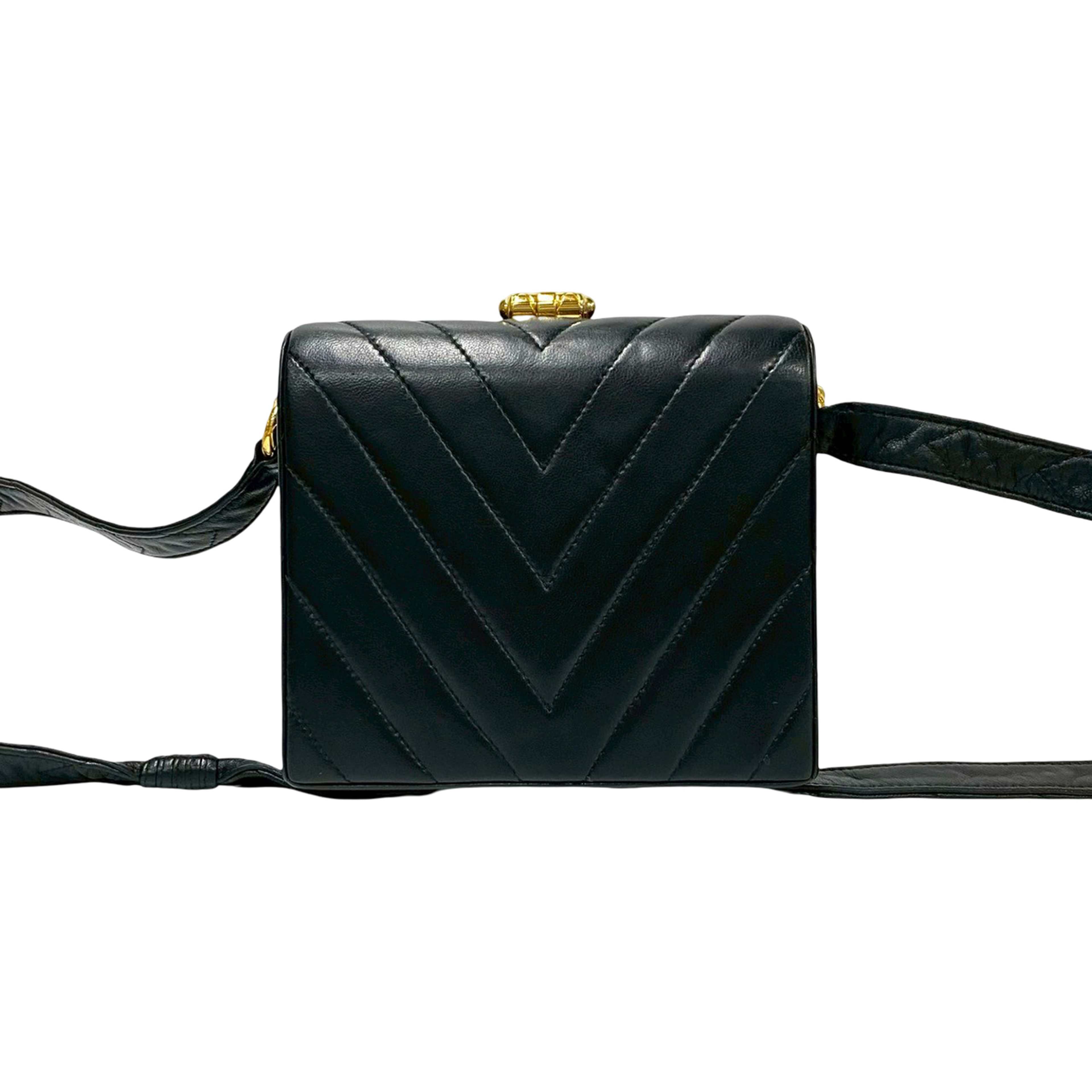 Chanel Cc Chevron Lambskin Box Crossbody, från Luxclusif, i färgen svart. Klicka för att öppna bilden i stort format