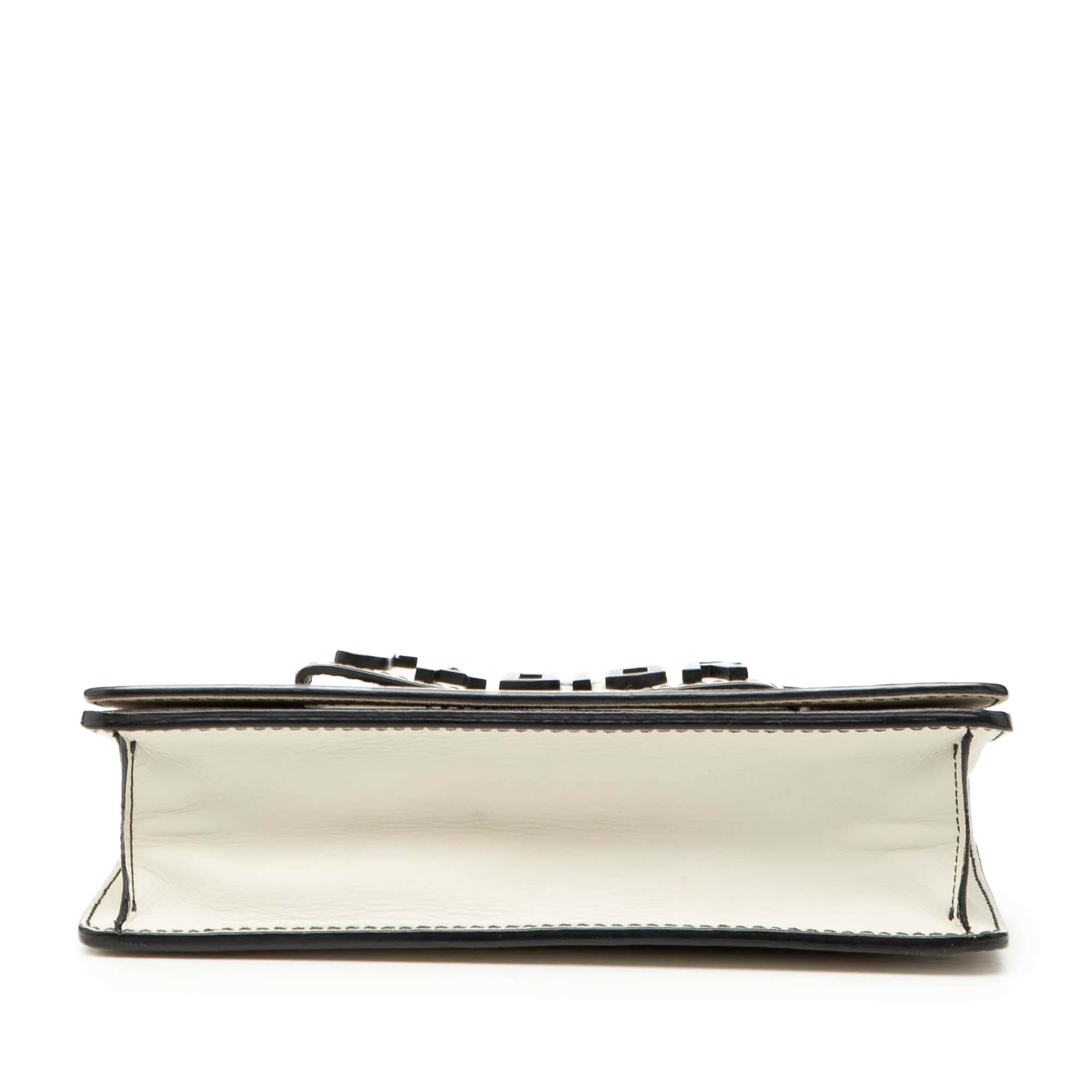 Dior Medium Calfskin Jadior Chain Flap, från Luxclusif, i färgen svart. Klicka för att öppna bilden i stort format