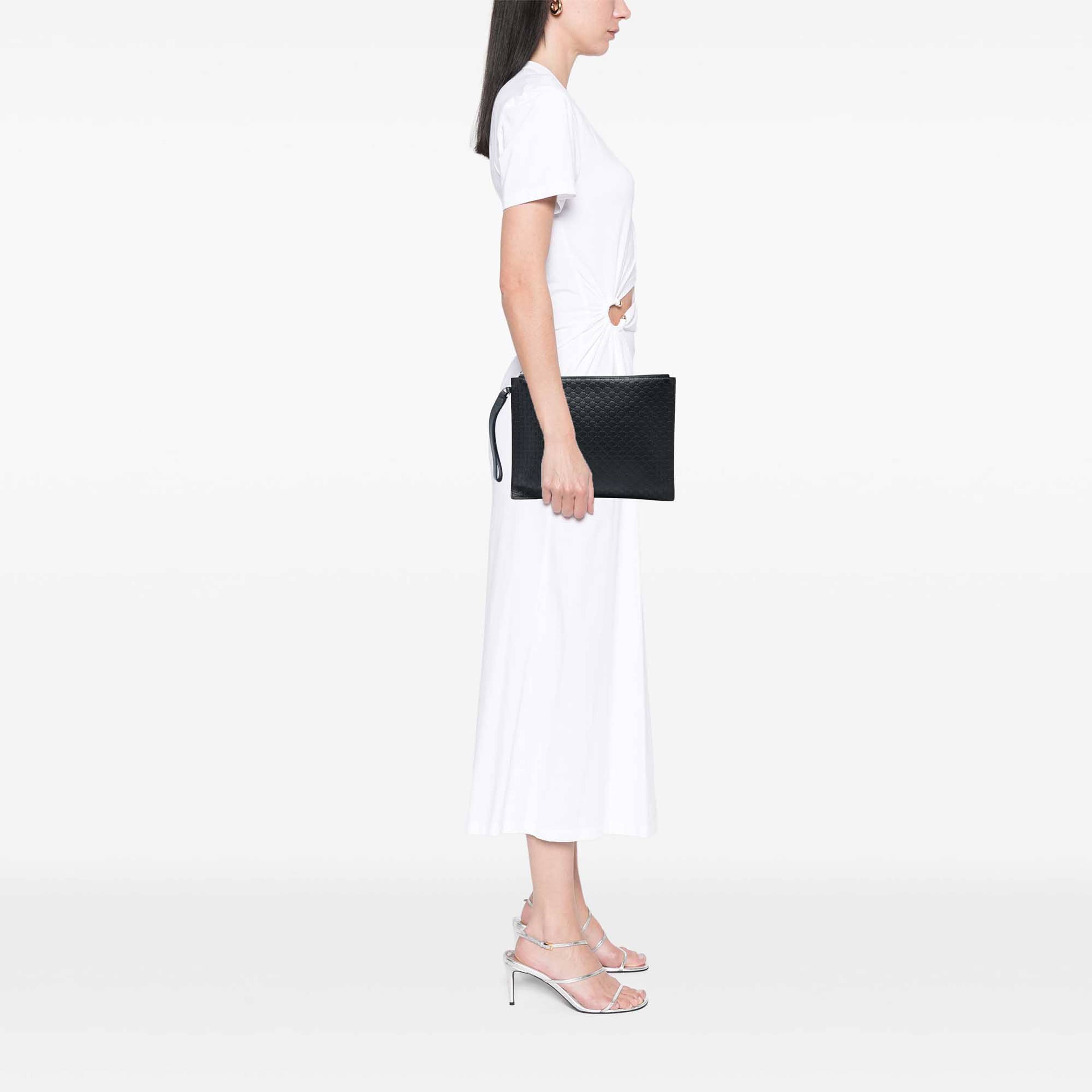 Gucci Microguccissima Clutch, från Luxclusif, i färgen svart. Klicka för att öppna bilden i stort format