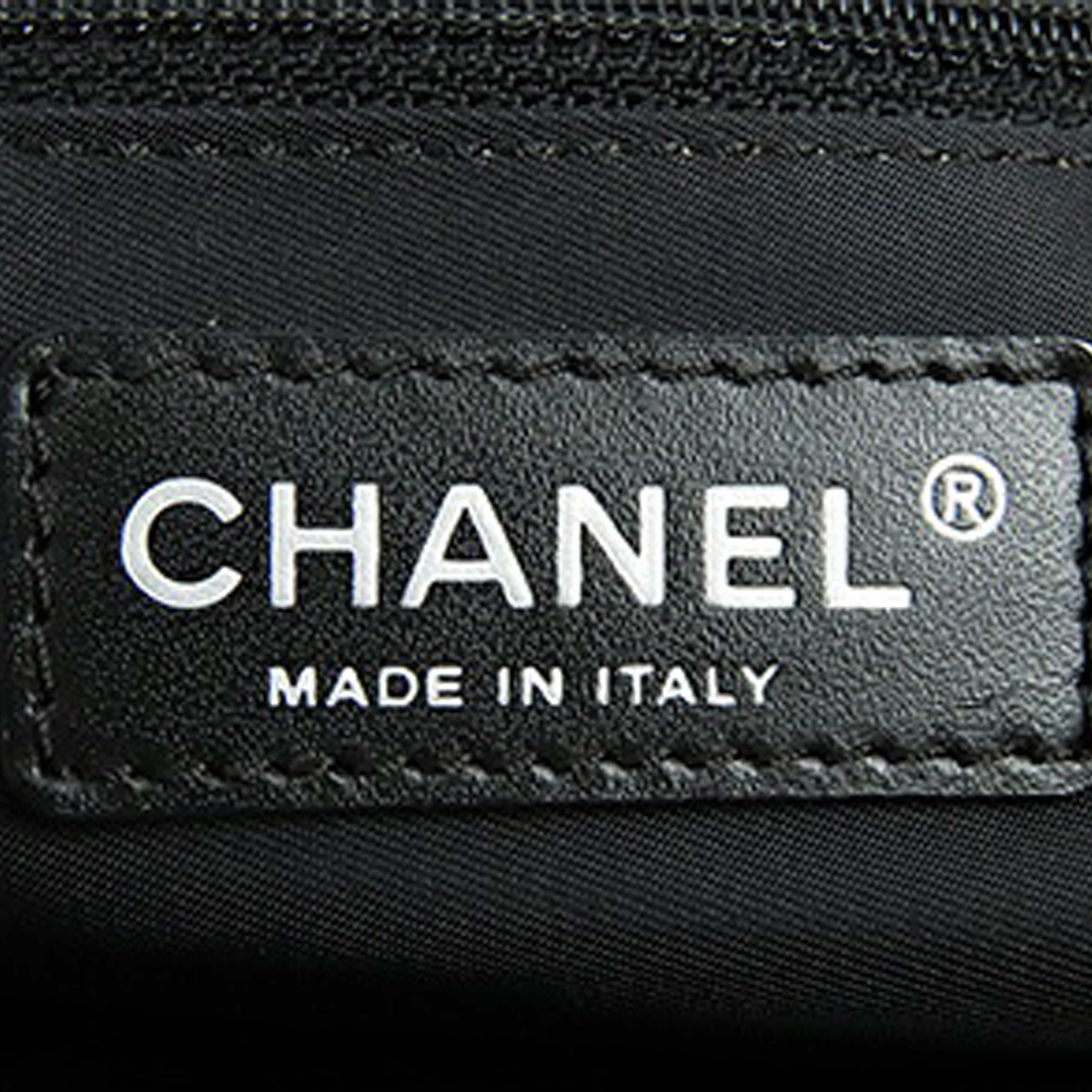 Chanel New Travel Line Nylon Tote, från Luxclusif, i färgen dark brown. Klicka för att öppna bilden i stort format