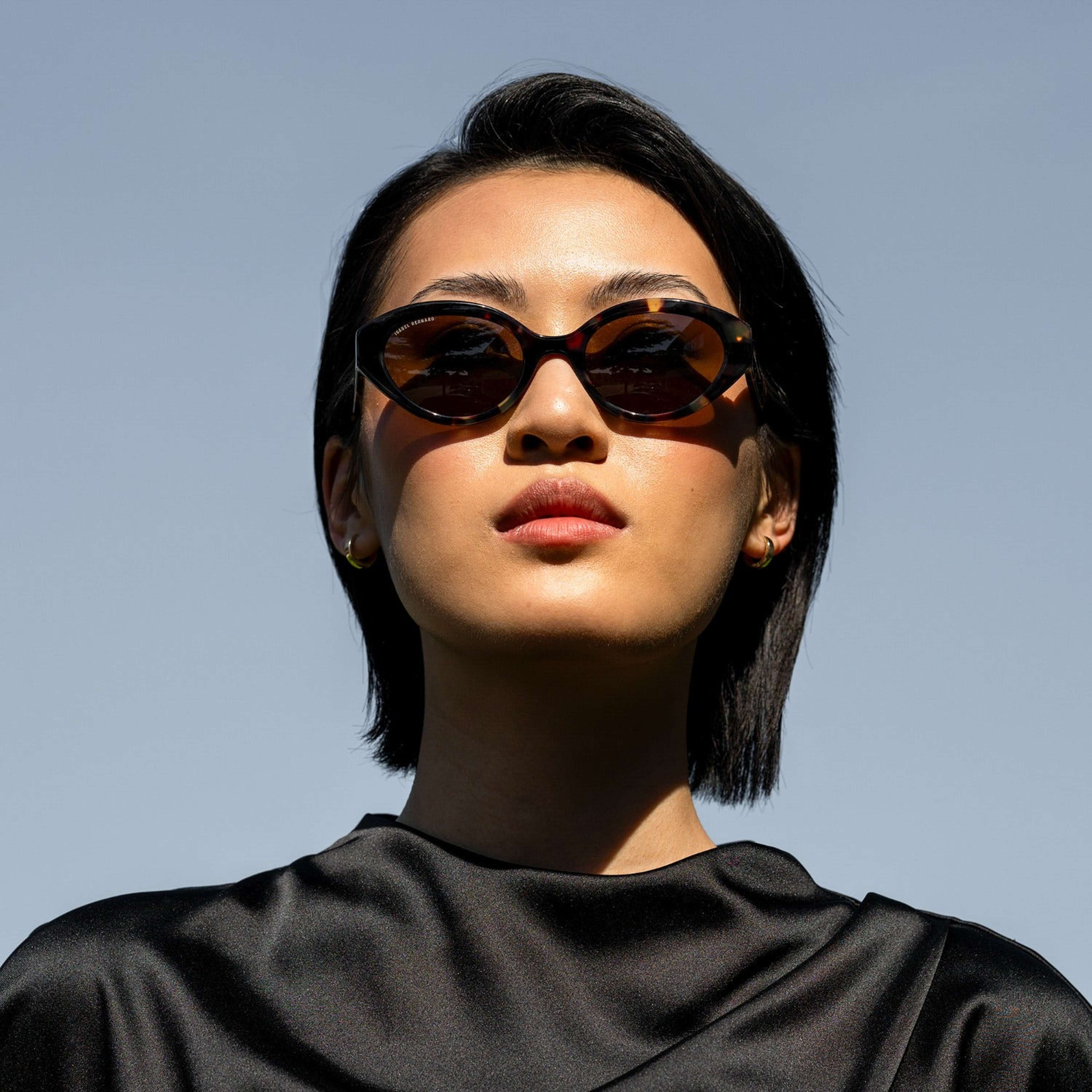 Isabel Bernard La Villette Rosaire Brown Tortoise Ovale Sunglasses  - Bruinbruinhavanaschildpad, från Isabel Bernard, i färgen brun. Klicka för att öppna bilden i stort format