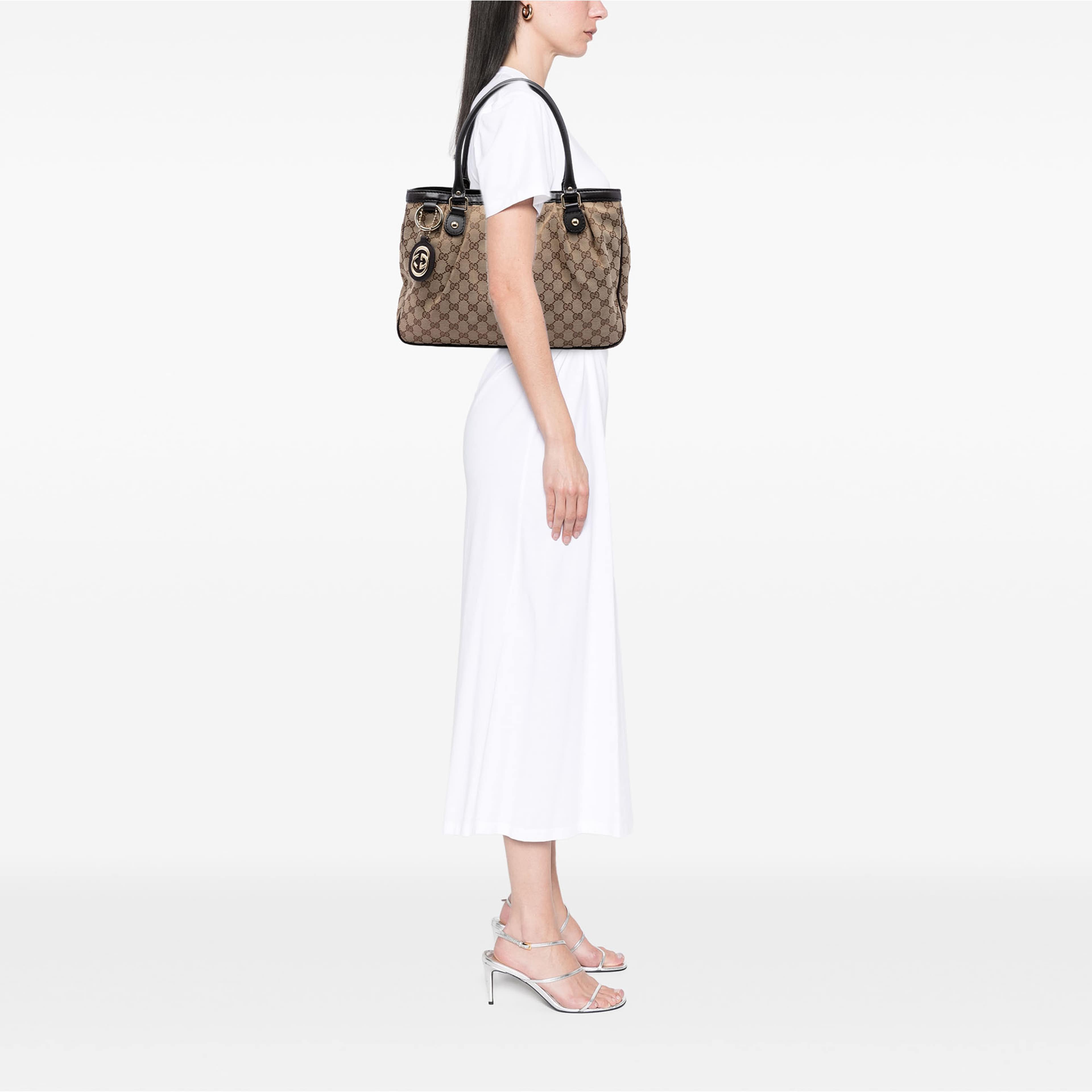 Gucci Gg Canvas Sukey Tote, från Luxclusif, i färgen beige. Klicka för att öppna bilden i stort format